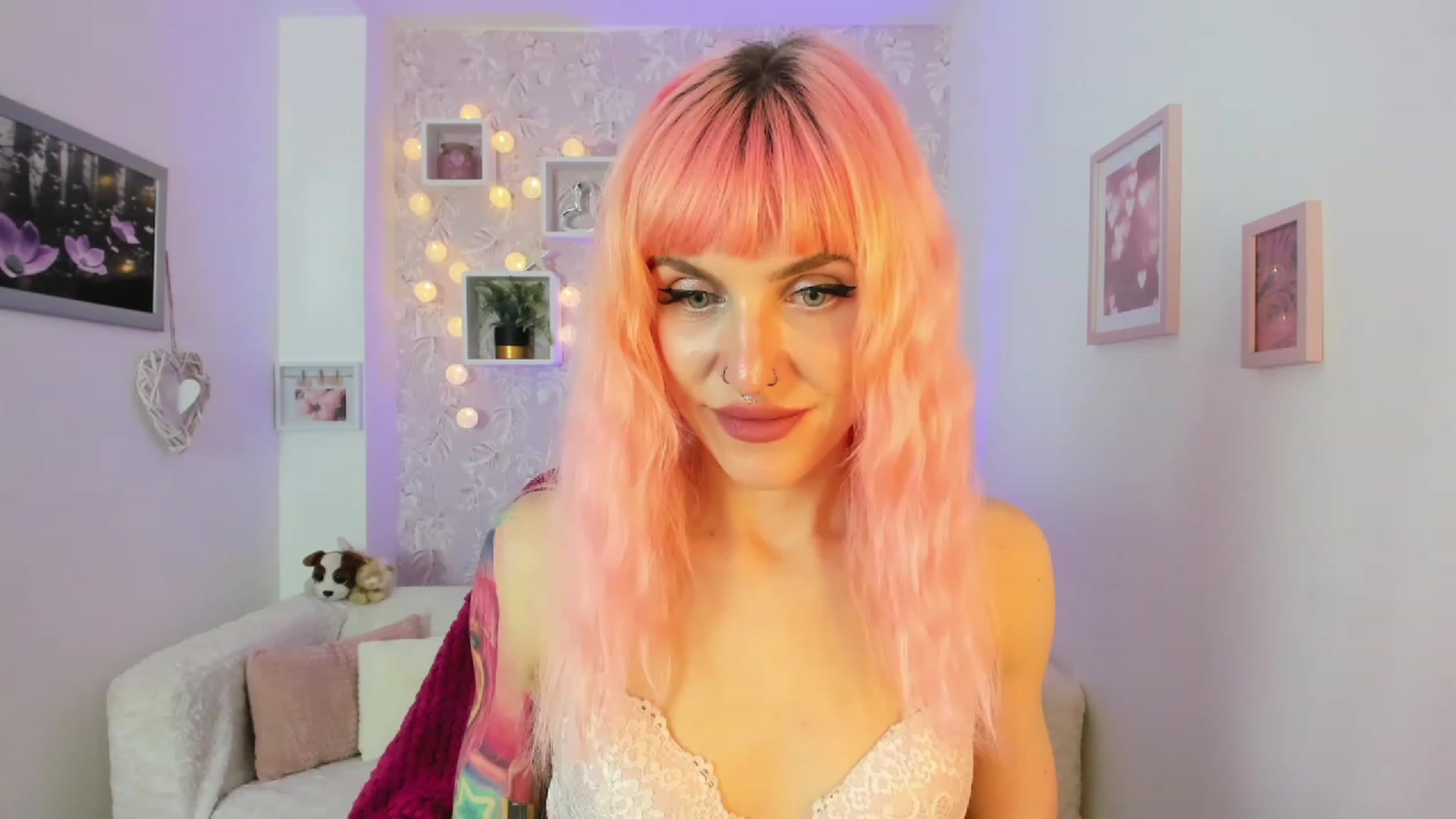 Gallery image thumbnail from Rouge_Girl's myfreecams stream on, 04/18/2023, 22:12 image 17 of 20