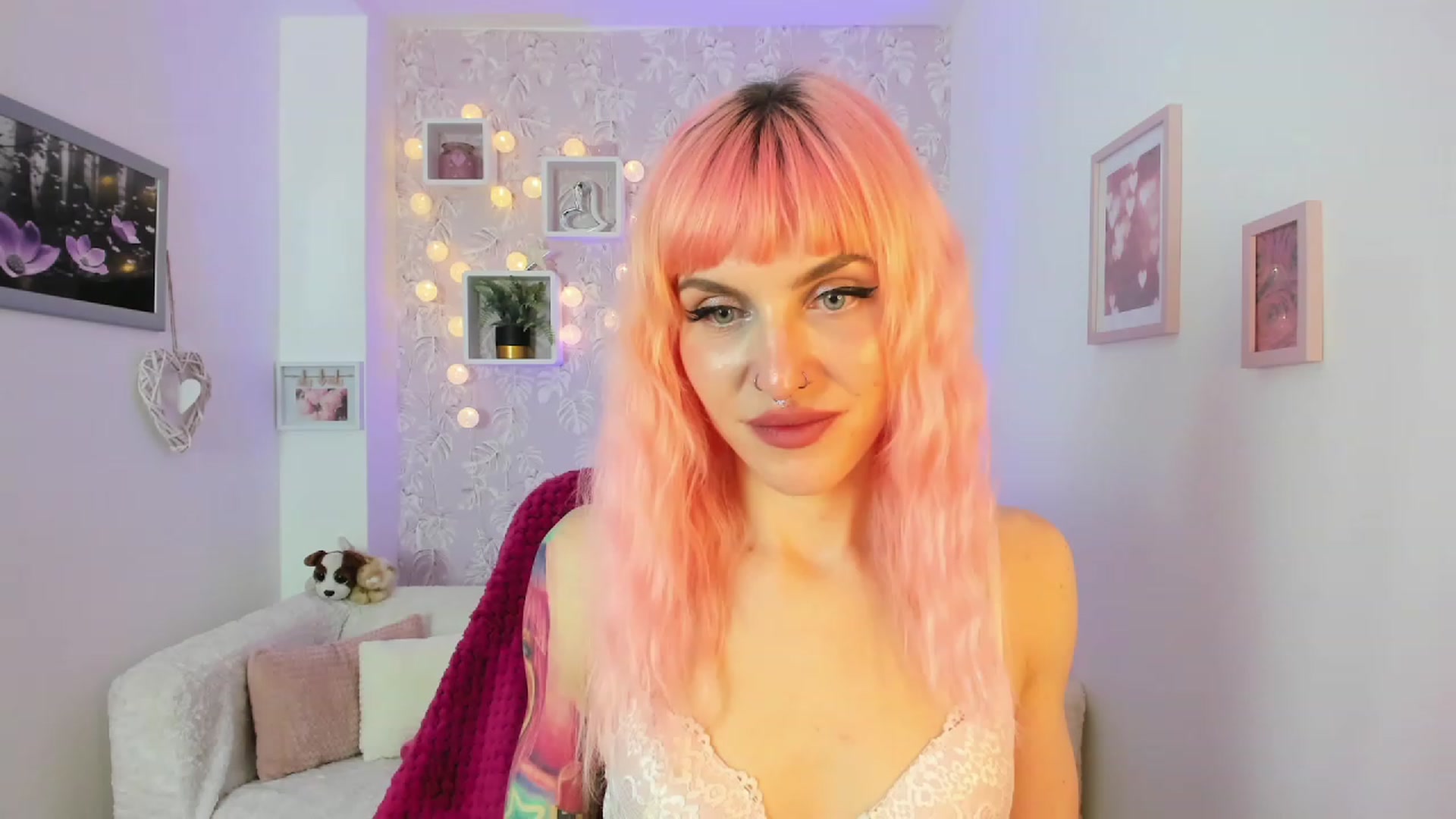 Gallery image thumbnail from Rouge_Girl's myfreecams stream on, 04/18/2023, 22:12 image 10 of 20