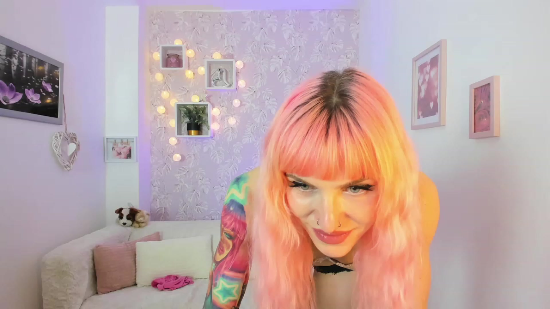 Gallery image thumbnail from Rouge_Girl's myfreecams stream on, 04/18/2023, 22:12 image 6 of 20