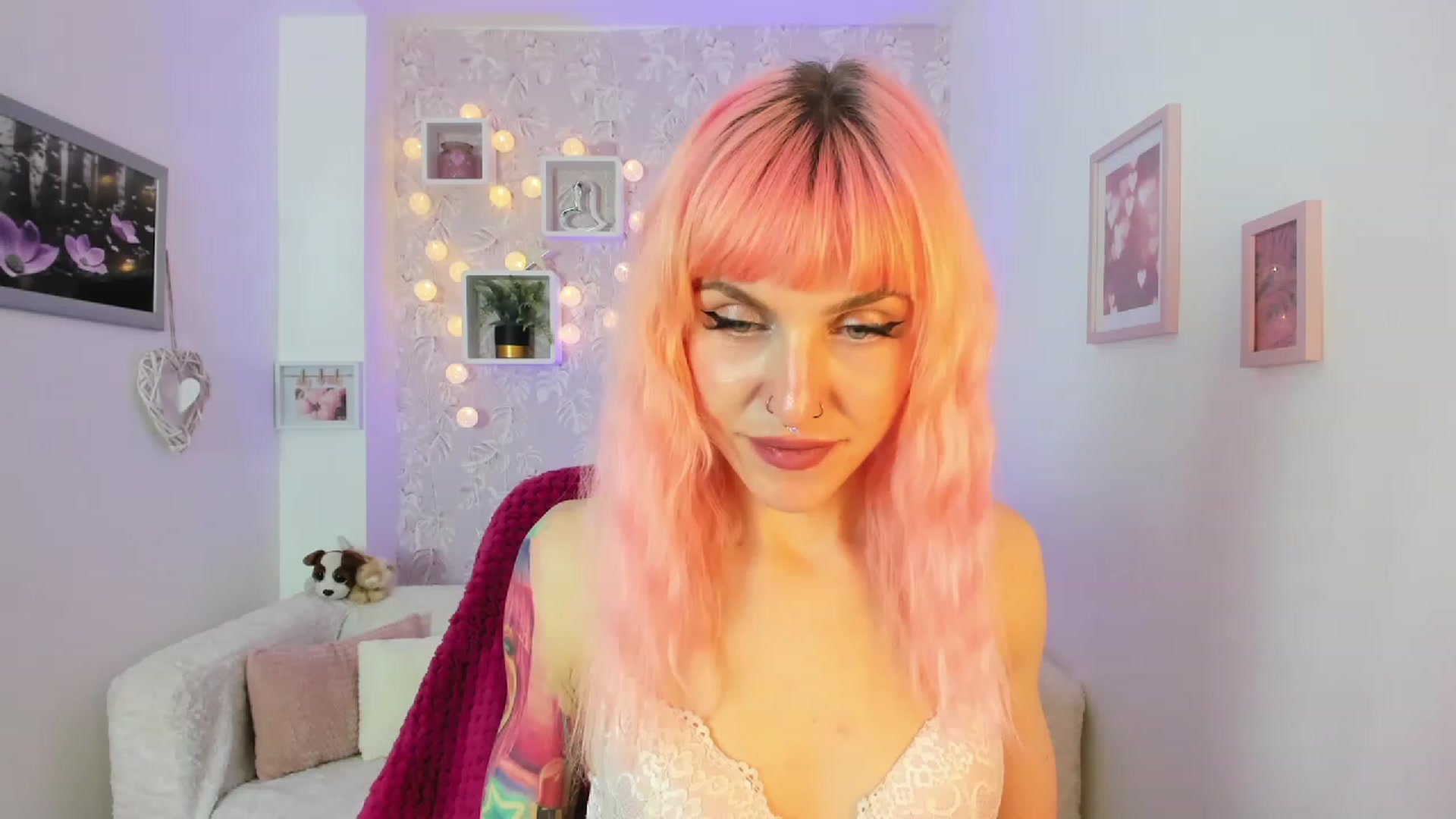 Gallery image thumbnail from Rouge_Girl's myfreecams stream on, 04/18/2023, 22:12 image 12 of 20