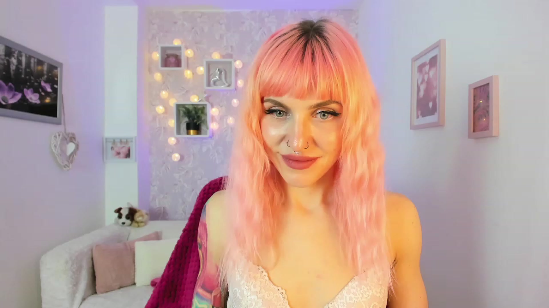 Gallery image thumbnail from Rouge_Girl's myfreecams stream on, 04/18/2023, 22:12 image 15 of 20