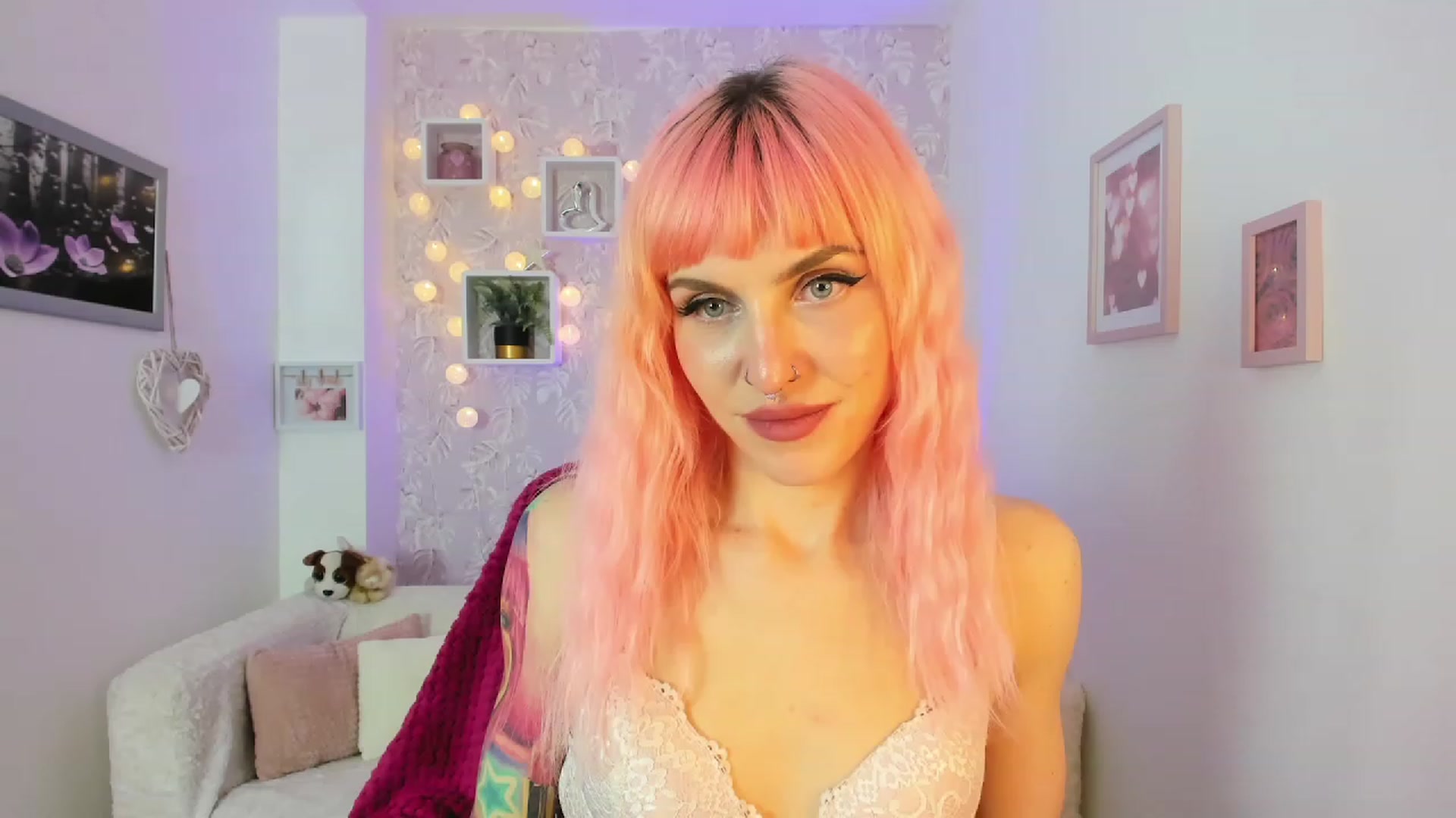 Gallery image thumbnail from Rouge_Girl's myfreecams stream on, 04/18/2023, 22:12 image 16 of 20