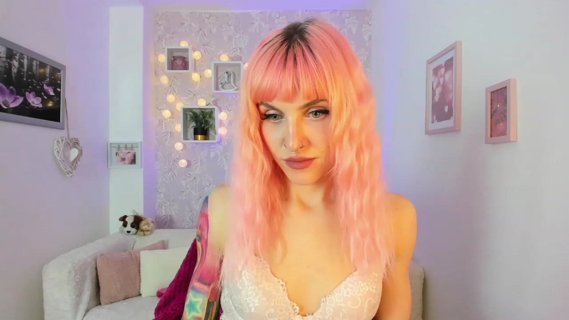 Gallery image thumbnail from Rouge_Girl's myfreecams stream on, 04/18/2023, 22:12 image 20 of 20