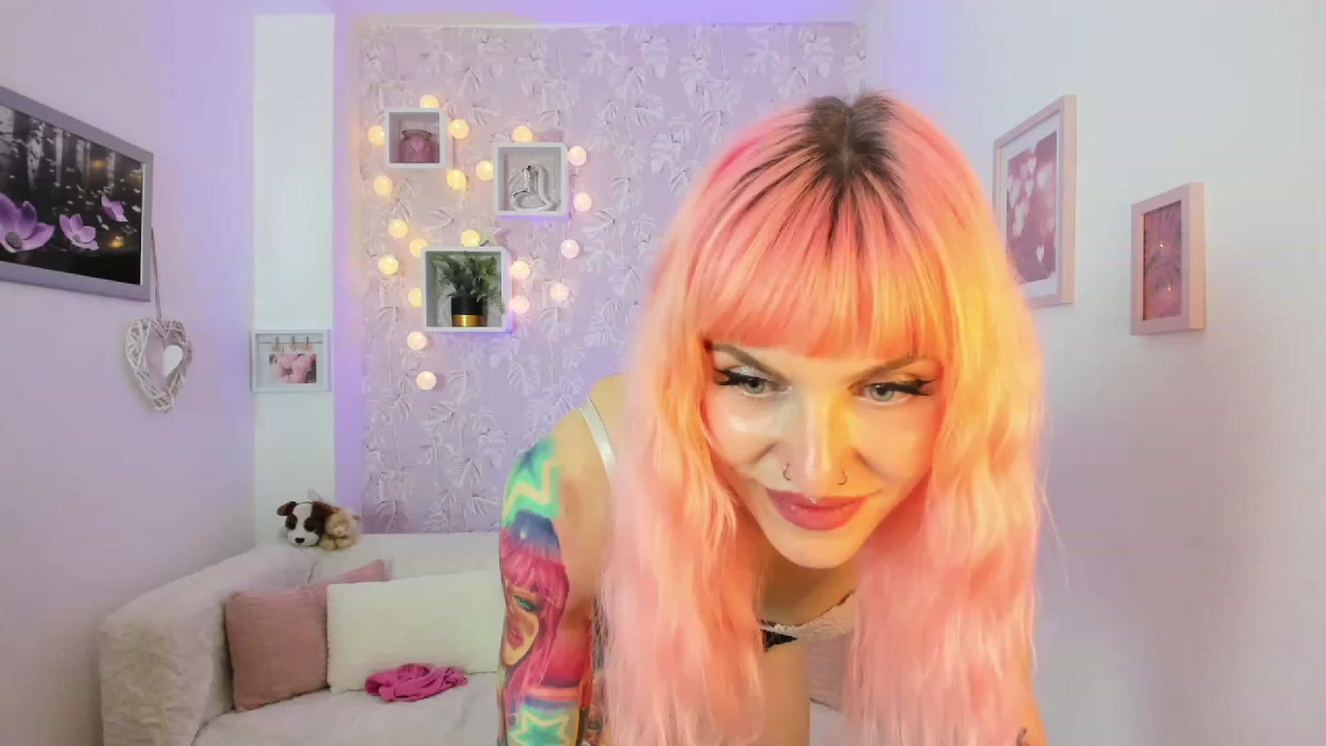 Gallery image thumbnail from Rouge_Girl's myfreecams stream on, 04/18/2023, 22:12 image 3 of 20