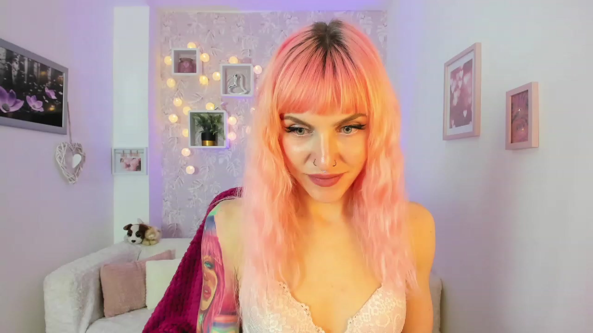 Gallery image thumbnail from Rouge_Girl's myfreecams stream on, 04/18/2023, 22:12 image 18 of 20