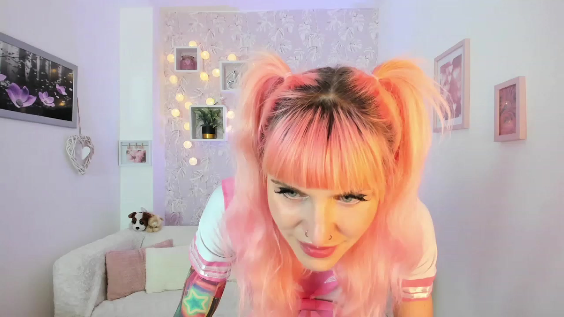 Gallery image thumbnail from Rouge_Girl's myfreecams stream on, 04/19/2023, 19:58 image 2 of 20