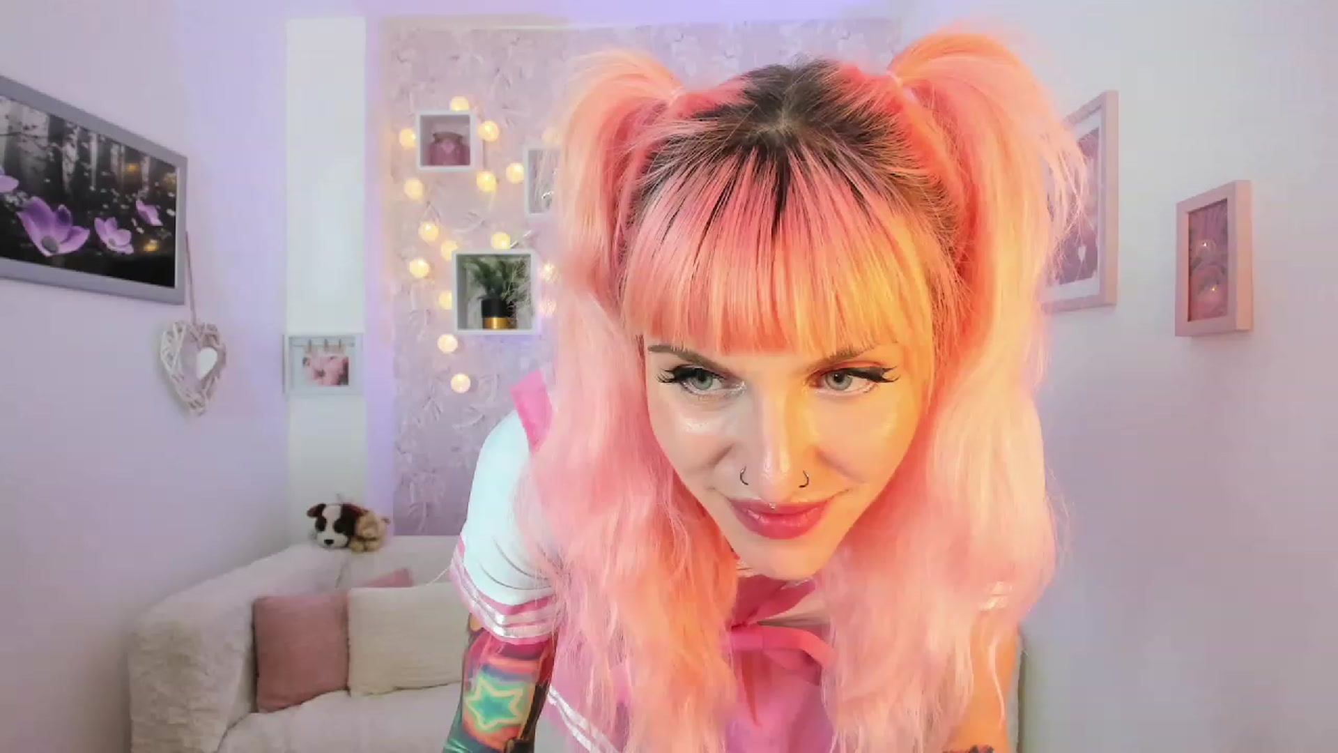 Gallery image thumbnail from Rouge_Girl's myfreecams stream on, 04/19/2023, 19:58 image 20 of 20