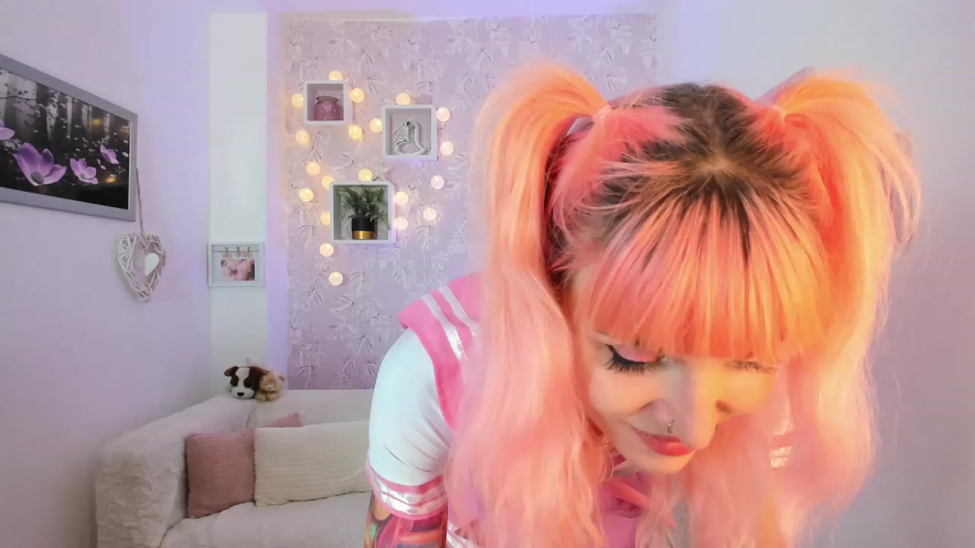 Gallery image thumbnail from Rouge_Girl's myfreecams stream on, 04/19/2023, 19:58 image 18 of 20