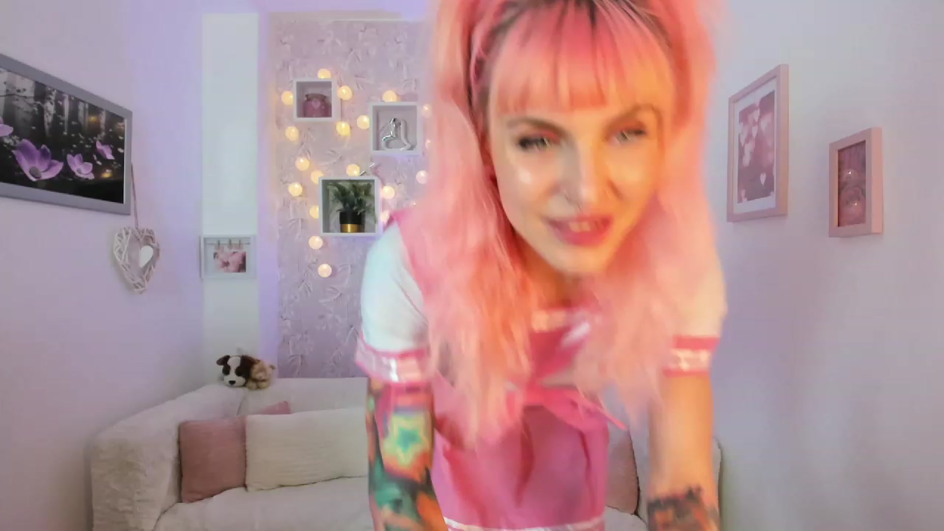Gallery image thumbnail from Rouge_Girl's myfreecams stream on, 04/19/2023, 19:58 image 16 of 20