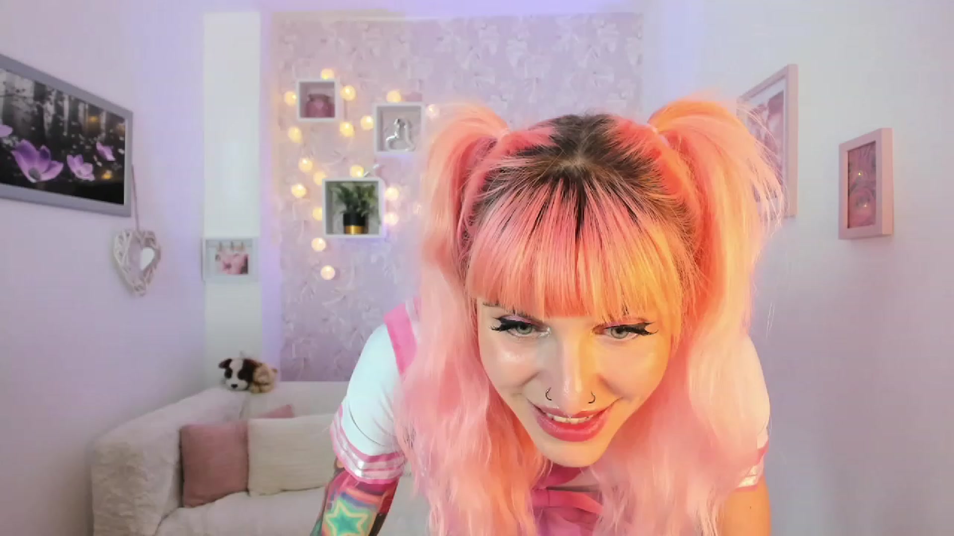Gallery image thumbnail from Rouge_Girl's myfreecams stream on, 04/19/2023, 19:58 image 17 of 20