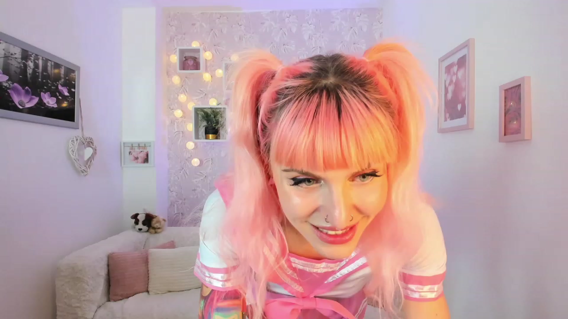 Gallery image thumbnail from Rouge_Girl's myfreecams stream on, 04/19/2023, 19:58 image 15 of 20