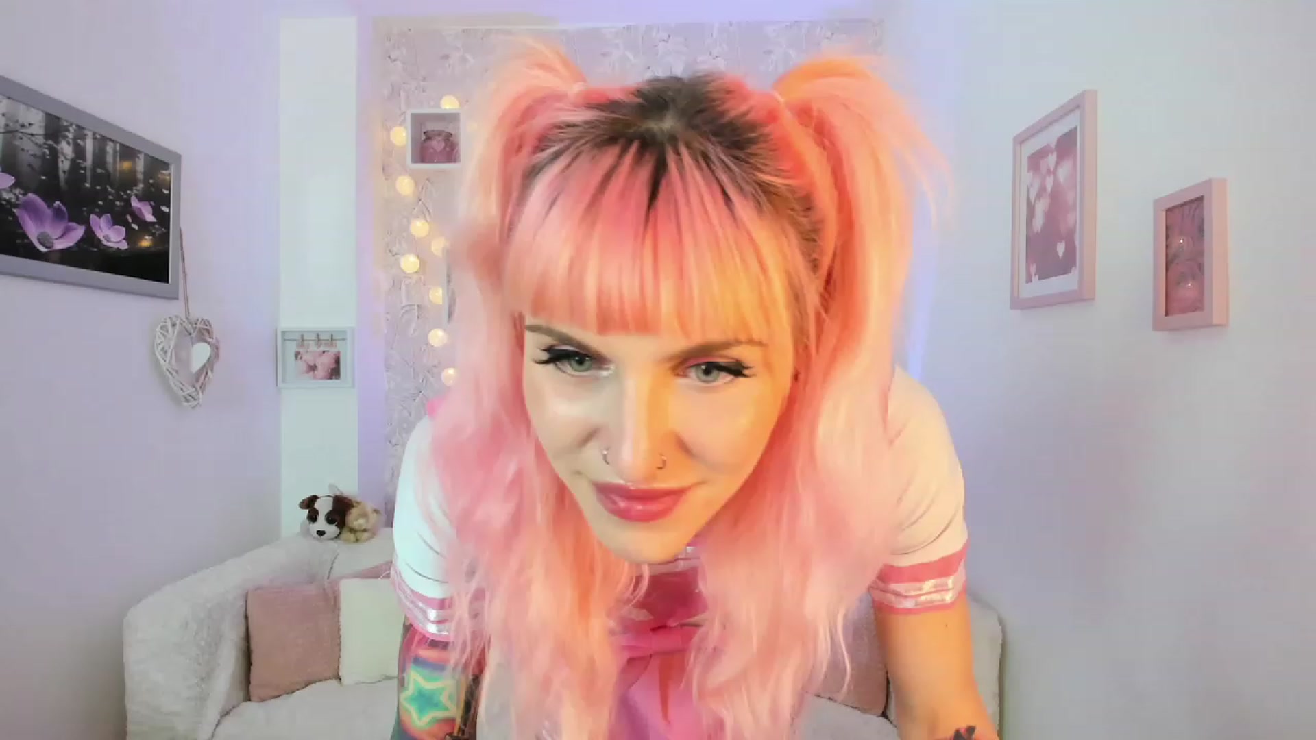 Gallery image thumbnail from Rouge_Girl's myfreecams stream on, 04/19/2023, 19:58 image 1 of 20