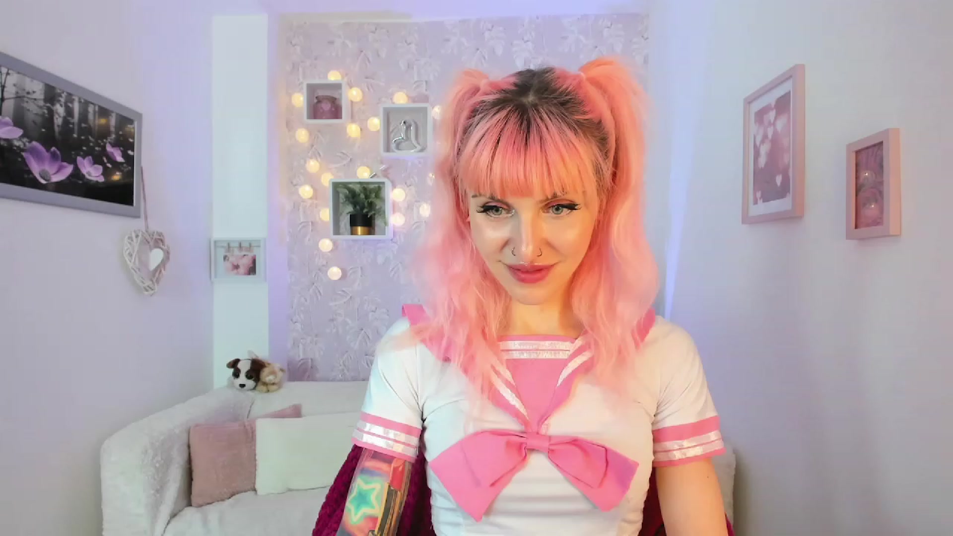 Gallery image thumbnail from Rouge_Girl's myfreecams stream on, 04/19/2023, 21:27 image 15 of 20