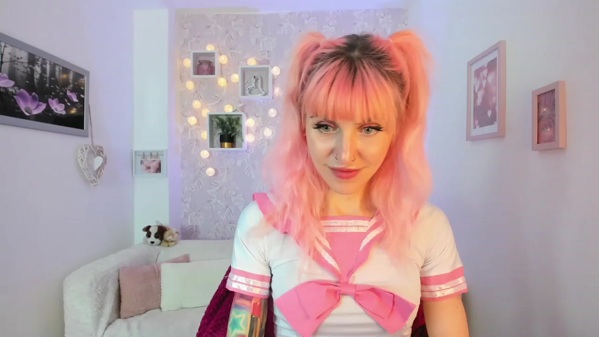 Gallery image thumbnail from Rouge_Girl's myfreecams stream on, 04/19/2023, 21:27 image 17 of 20