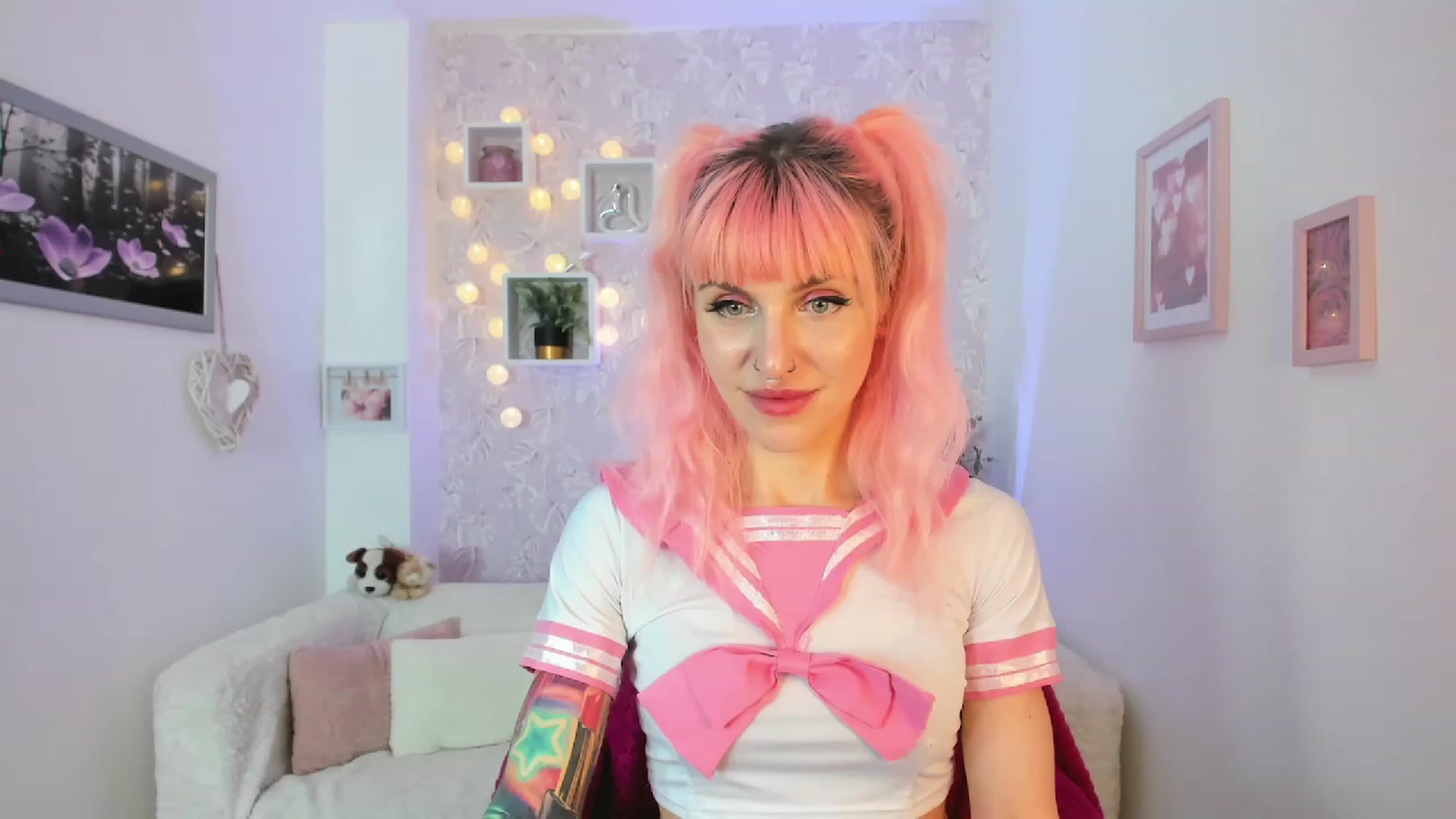 Gallery image thumbnail from Rouge_Girl's myfreecams stream on, 04/19/2023, 21:27 image 9 of 20