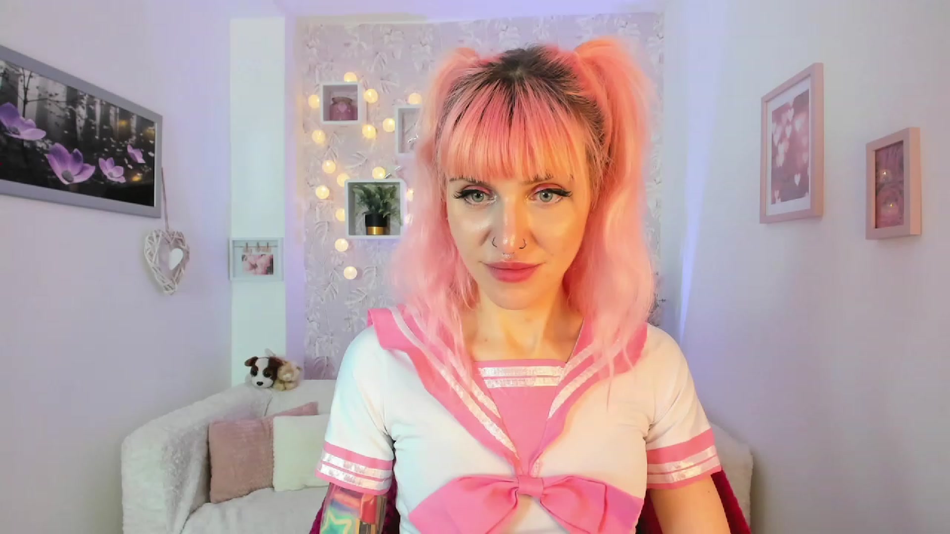 Gallery image thumbnail from Rouge_Girl's myfreecams stream on, 04/19/2023, 23:26 image 15 of 20