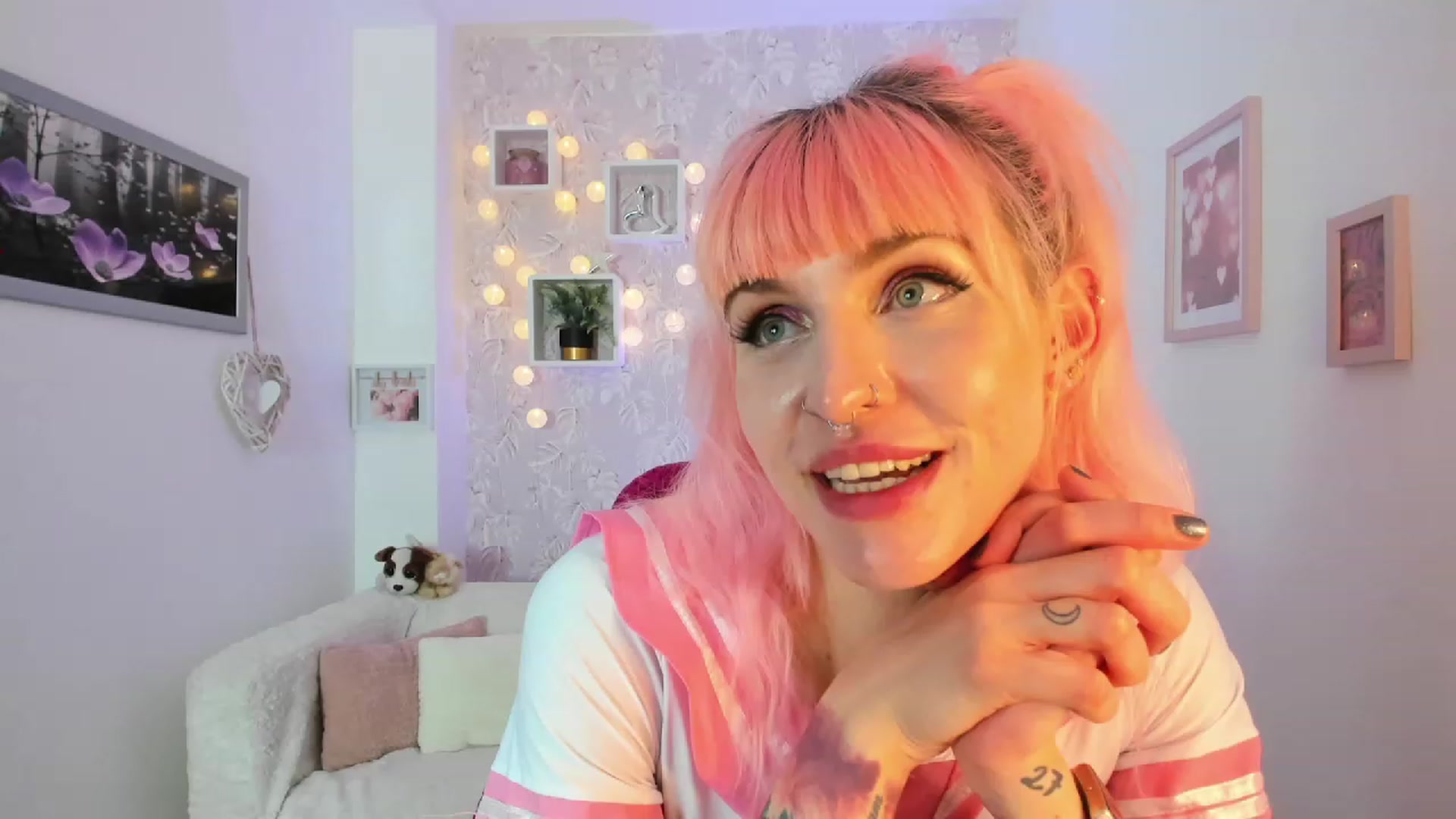 Gallery image thumbnail from Rouge_Girl's myfreecams stream on, 04/19/2023, 23:26 image 19 of 20