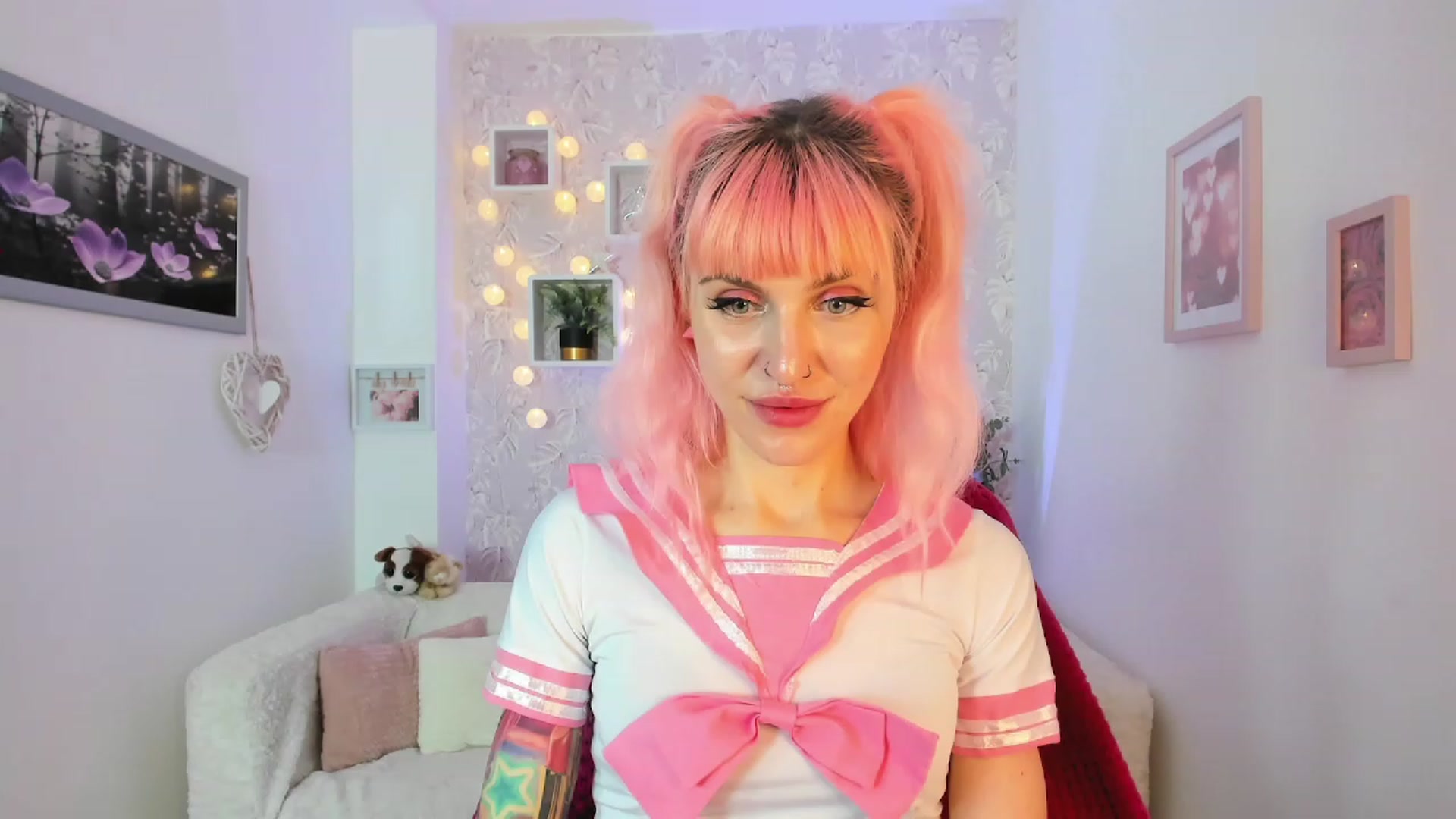 Gallery image thumbnail from Rouge_Girl's myfreecams stream on, 04/19/2023, 23:26 image 8 of 20
