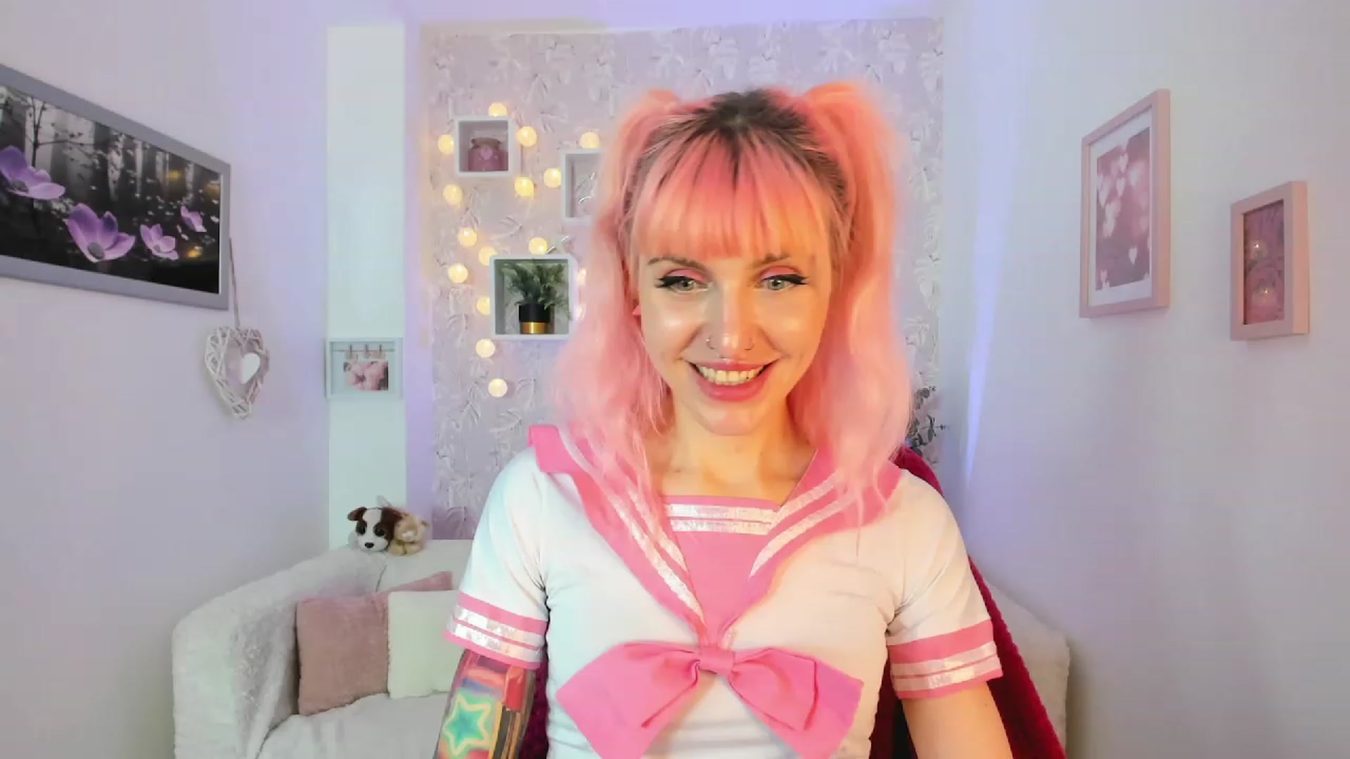 Gallery image thumbnail from Rouge_Girl's myfreecams stream on, 04/19/2023, 23:26 image 9 of 20