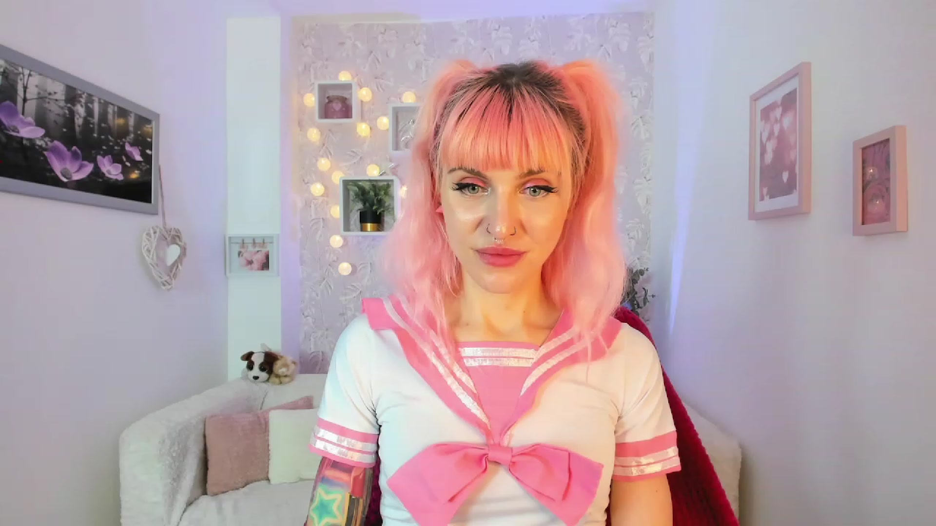 Gallery image thumbnail from Rouge_Girl's myfreecams stream on, 04/19/2023, 23:26 image 7 of 20