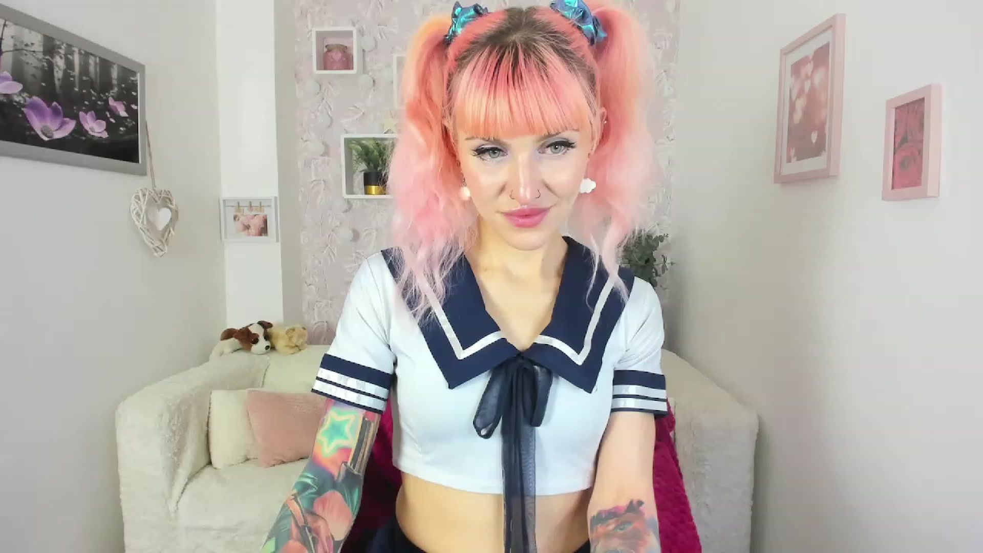 Gallery image thumbnail from Rouge_Girl's myfreecams stream on, 04/20/2023, 19:36 image 16 of 20