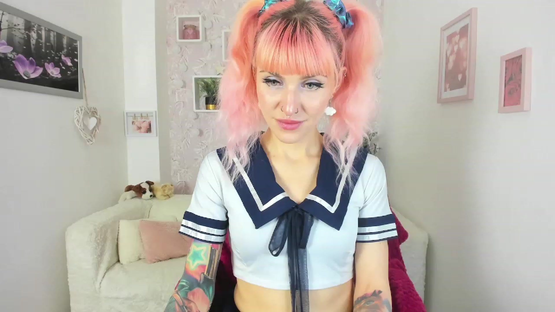 Gallery image thumbnail from Rouge_Girl's myfreecams stream on, 04/20/2023, 19:36 image 7 of 20