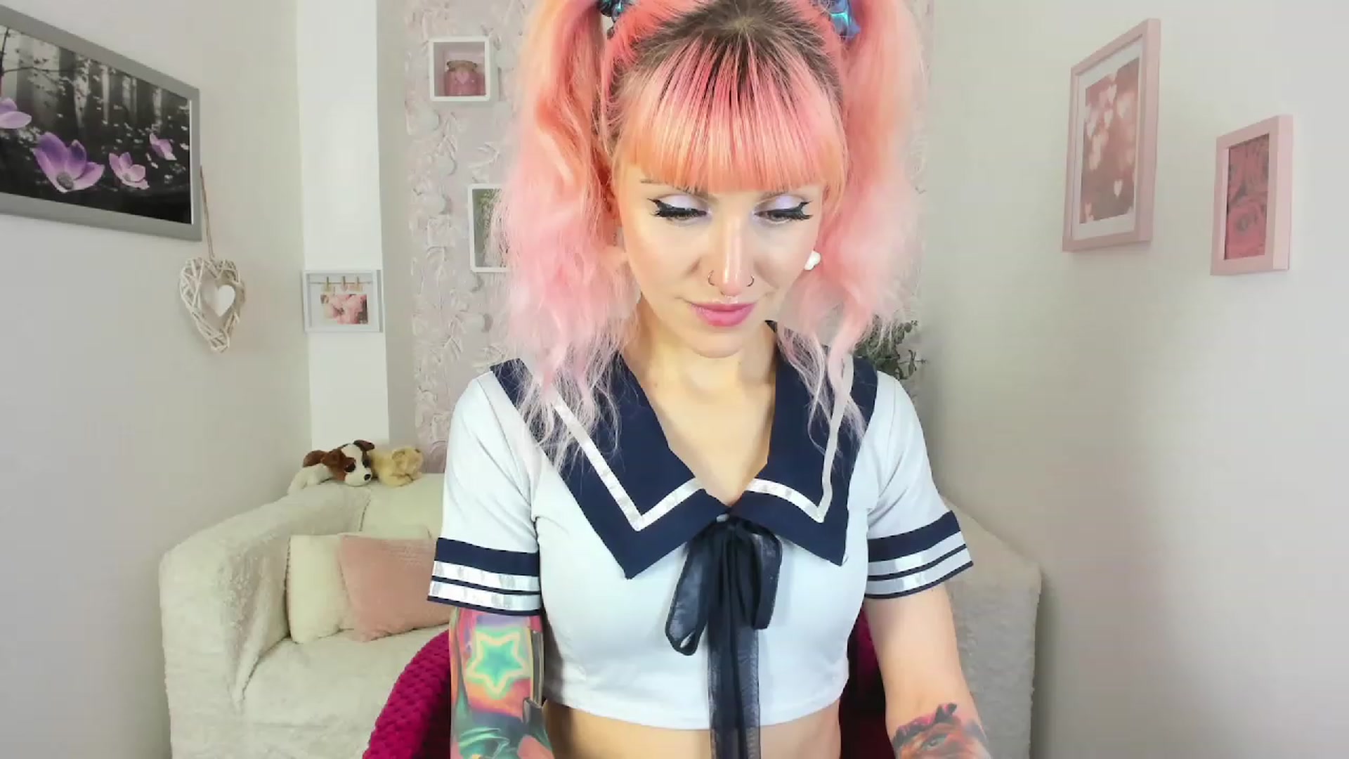 Gallery image thumbnail from Rouge_Girl's myfreecams stream on, 04/20/2023, 20:08 image 2 of 20