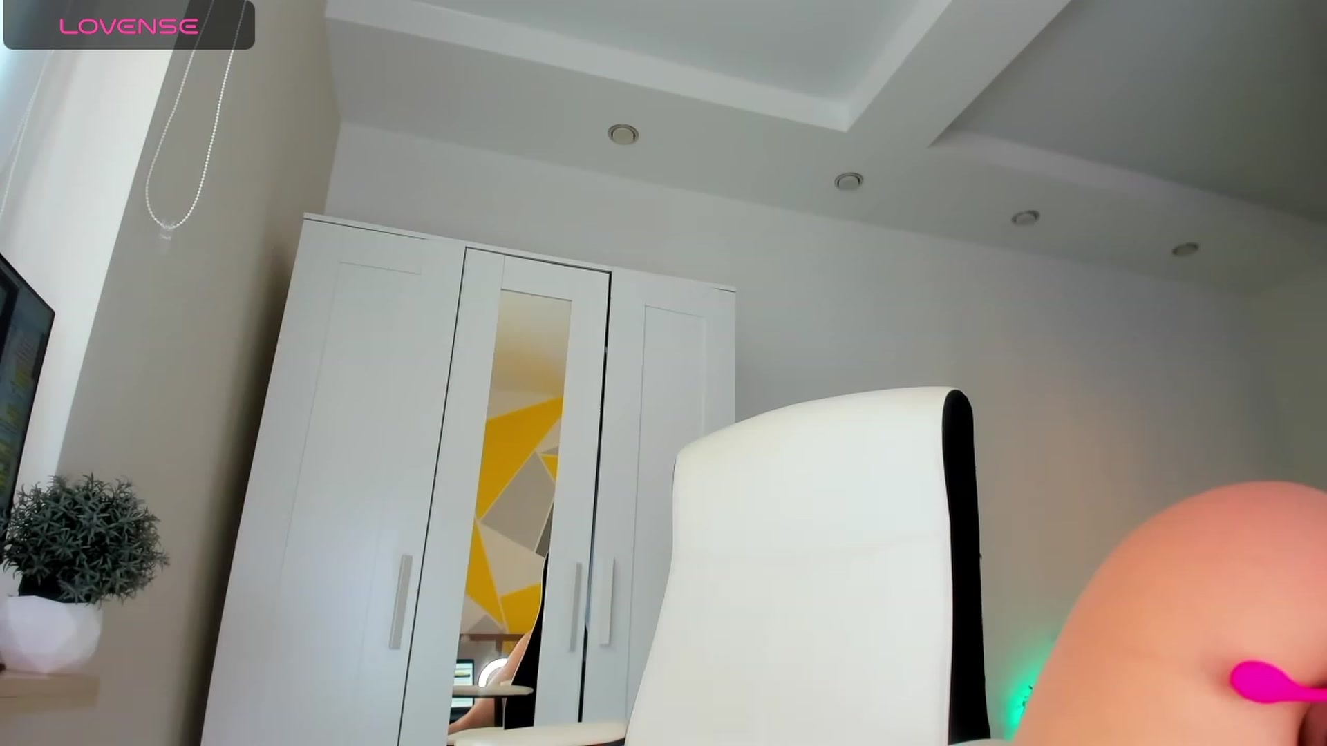 Gallery image thumbnail from Roxana_Dream's myfreecams stream on, 11/19/2023, 13:13 image 10 of 20