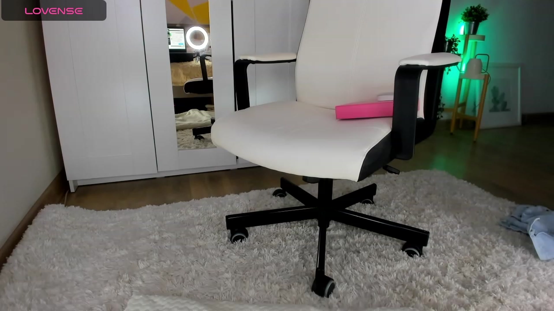 Gallery image thumbnail from Roxana_Dream's myfreecams stream on, 11/22/2023, 13:20 image 11 of 20