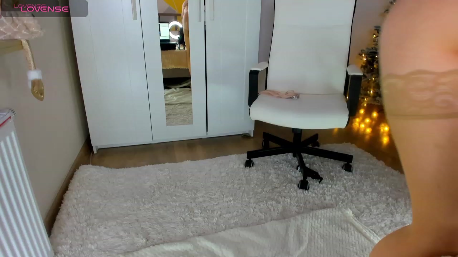 Gallery image thumbnail from Roxana_Dream's myfreecams stream on, 11/27/2023, 16:17 image 6 of 20