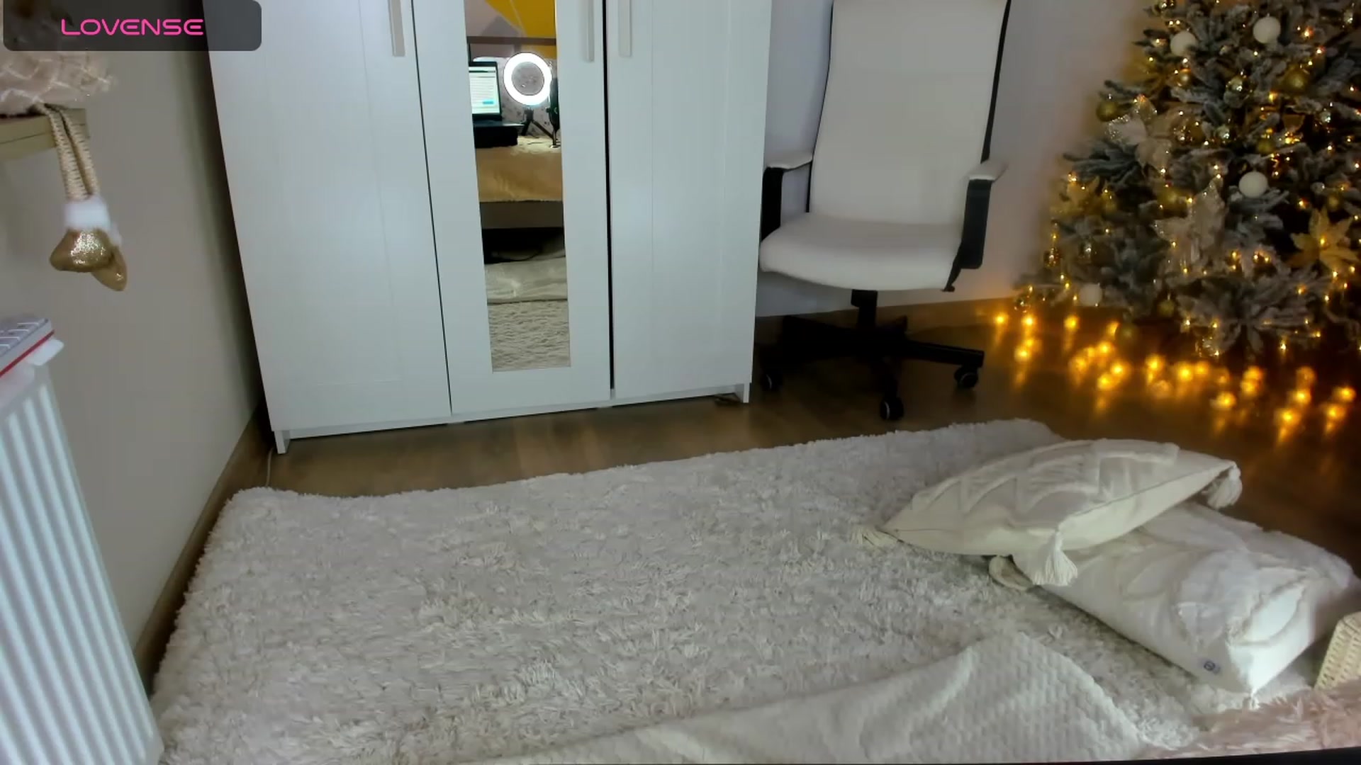 Gallery image thumbnail from Roxana_Dream's myfreecams stream on, 12/03/2023, 14:35 image 8 of 20