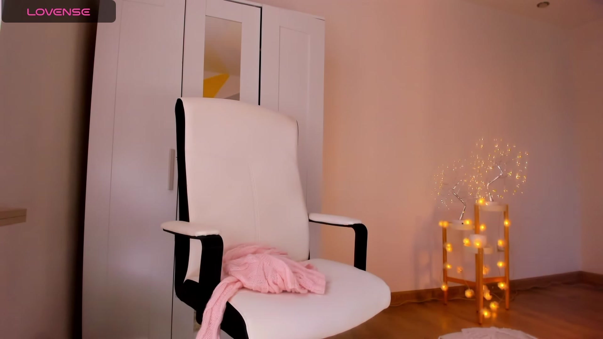Gallery image thumbnail from Roxana_Dream's myfreecams stream on, 01/30/2024, 15:11 image 2 of 20