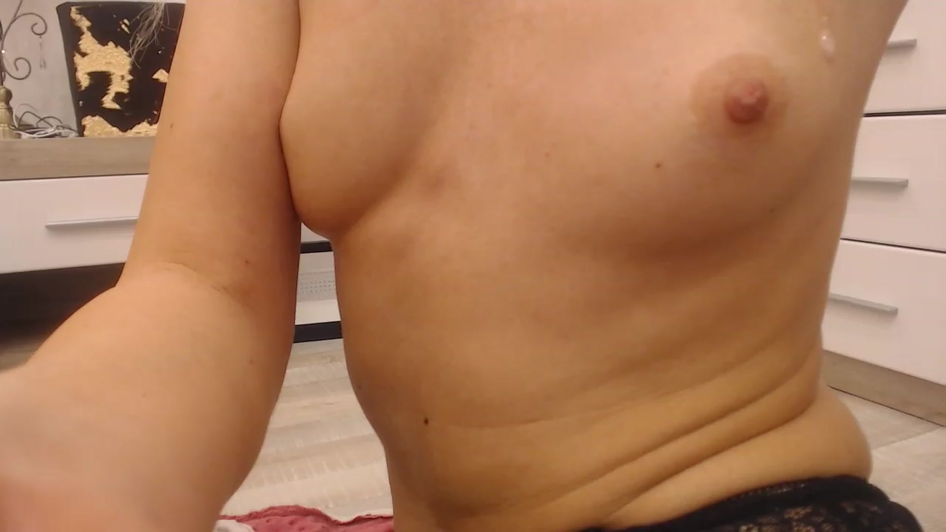 Gallery image thumbnail from RoxaneQuinn's myfreecams stream on, 04/21/2023, 17:24 image 18 of 20