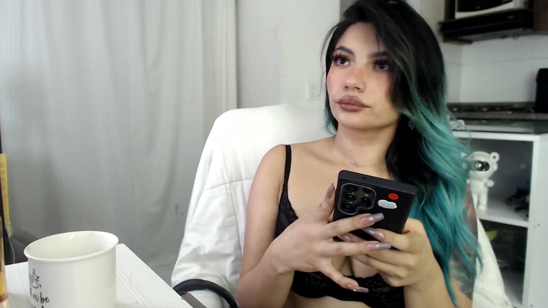Gallery image thumbnail from Roxanna_H's myfreecams stream on, 04/13/2026, 08:31 image 16 of 20