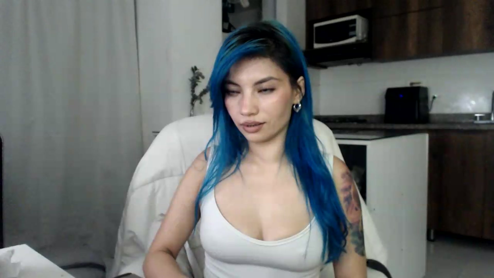 Gallery image thumbnail from Roxanna_H's myfreecams stream on, 06/11/2026, 10:03 image 4 of 20
