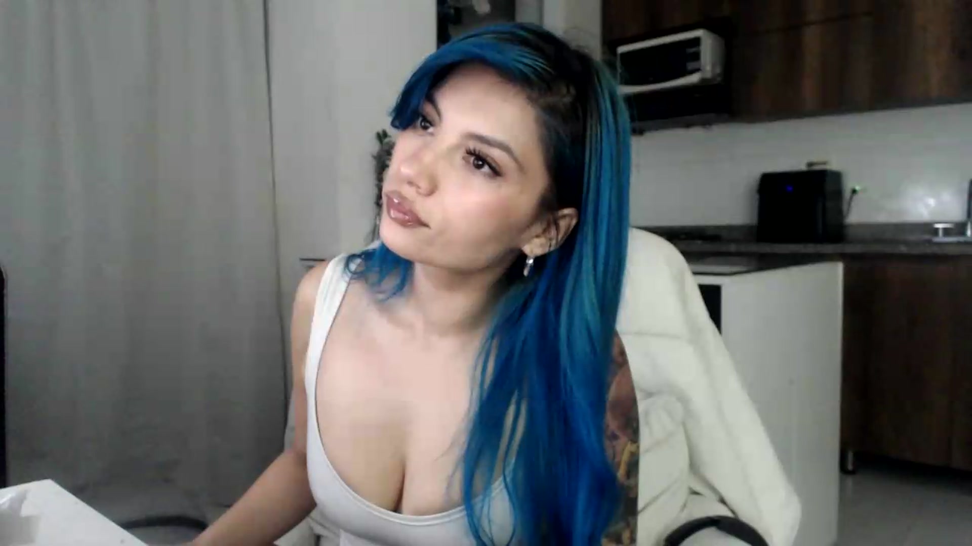 Gallery image thumbnail from Roxanna_H's myfreecams stream on, 06/11/2026, 10:03 image 12 of 20