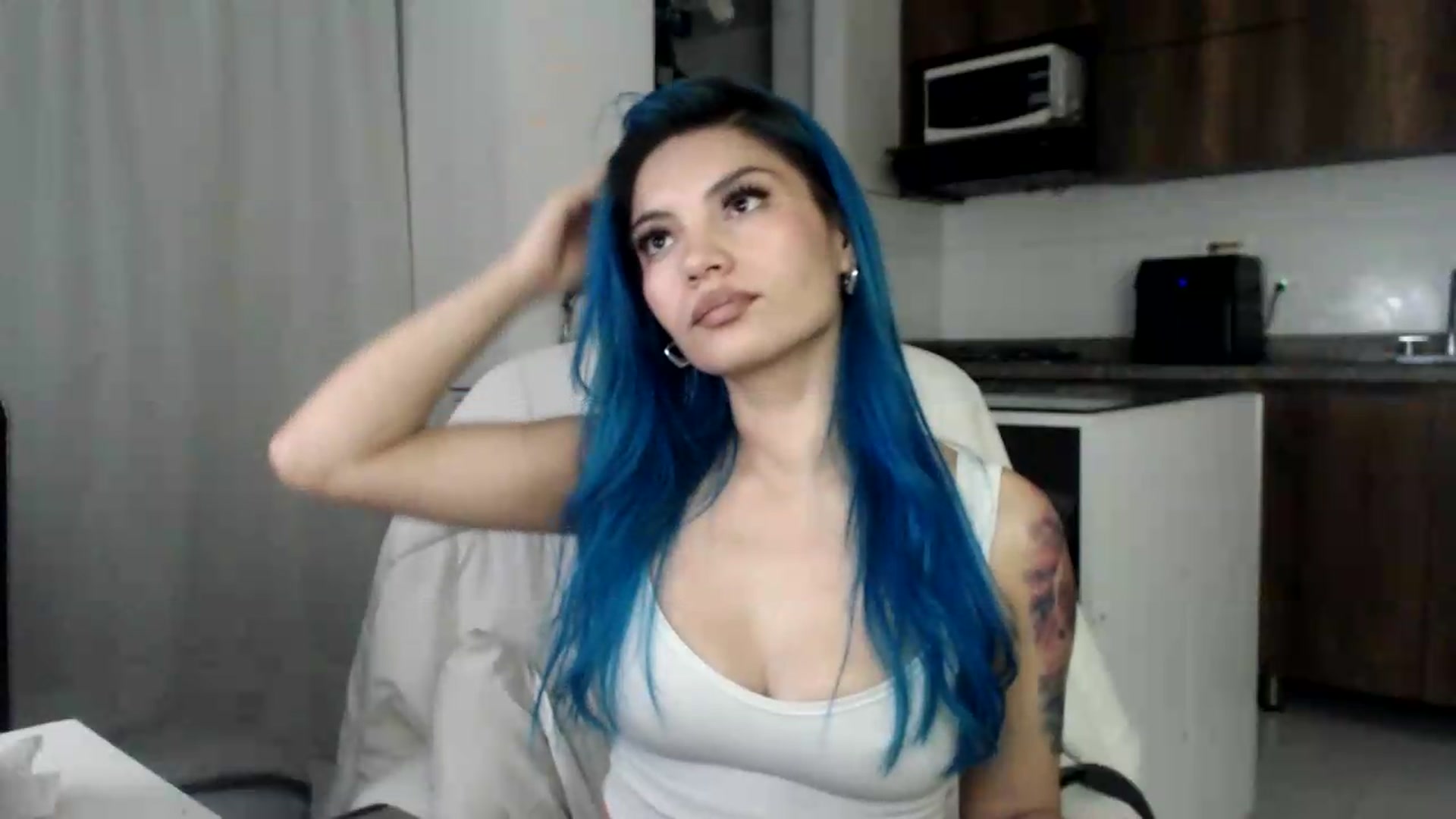Gallery image thumbnail from Roxanna_H's myfreecams stream on, 06/11/2026, 10:03 image 5 of 20