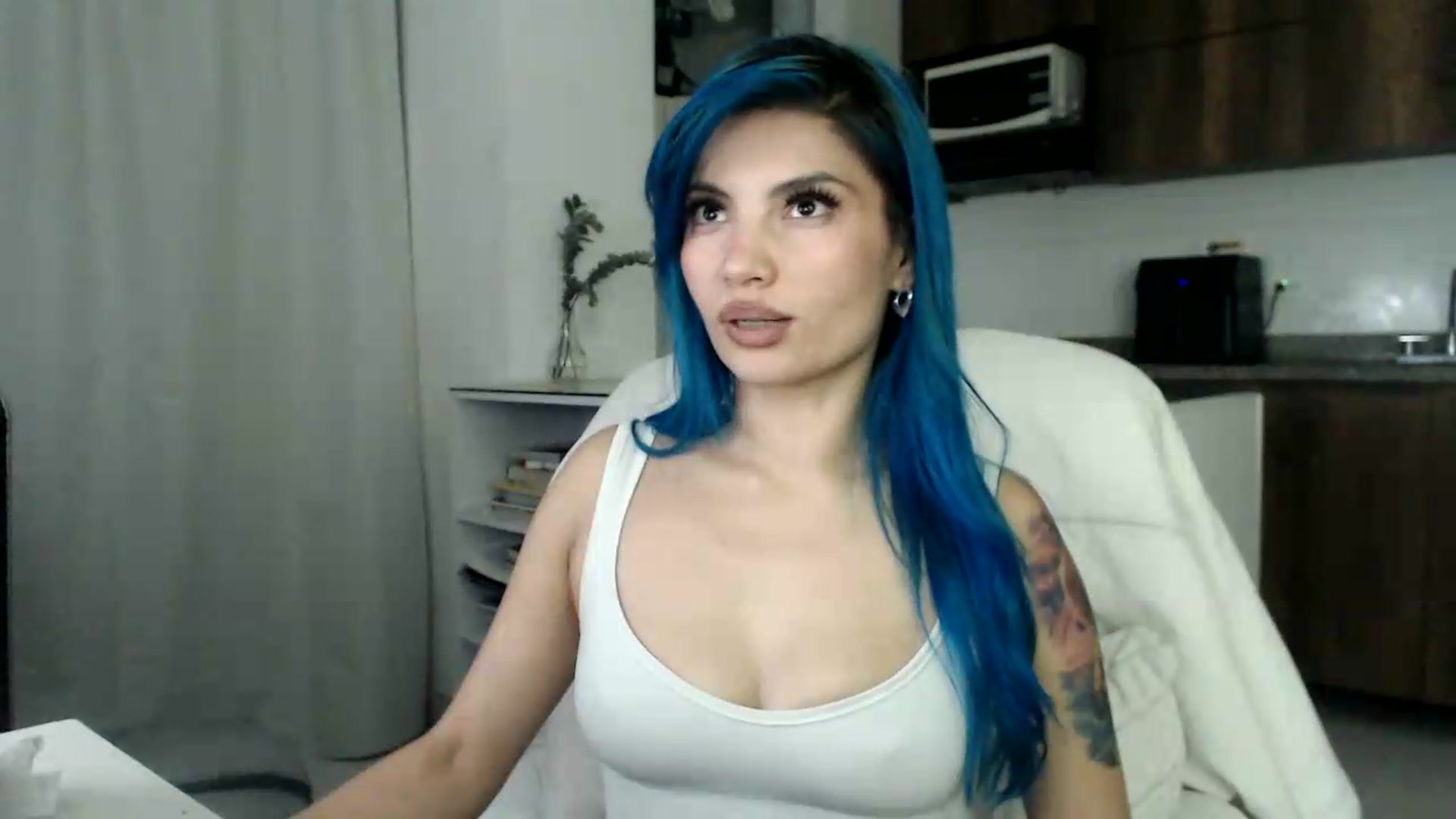 Gallery image thumbnail from Roxanna_H's myfreecams stream on, 06/11/2026, 10:03 image 2 of 20