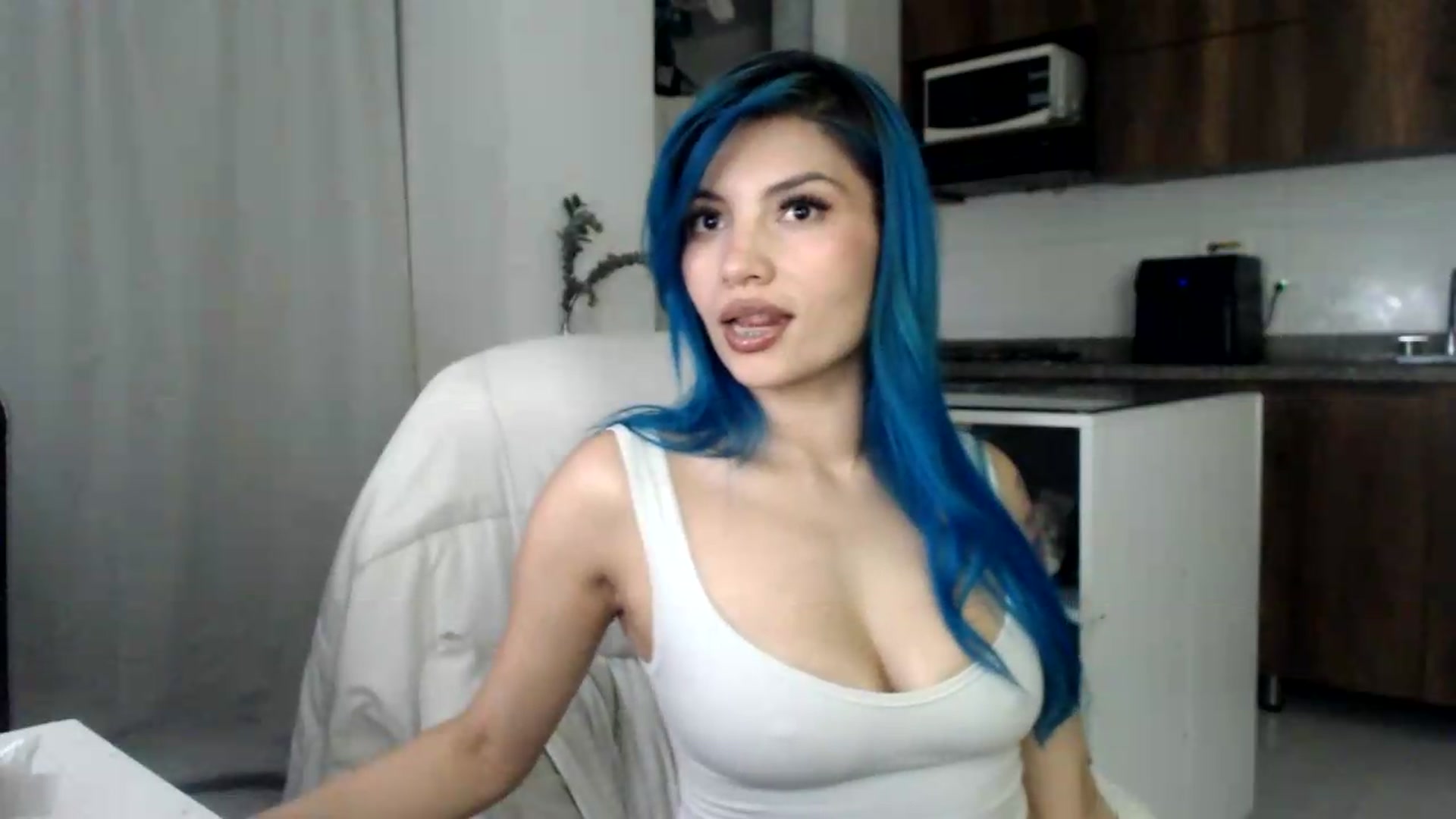 Gallery image thumbnail from Roxanna_H's myfreecams stream on, 06/11/2026, 10:03 image 13 of 20