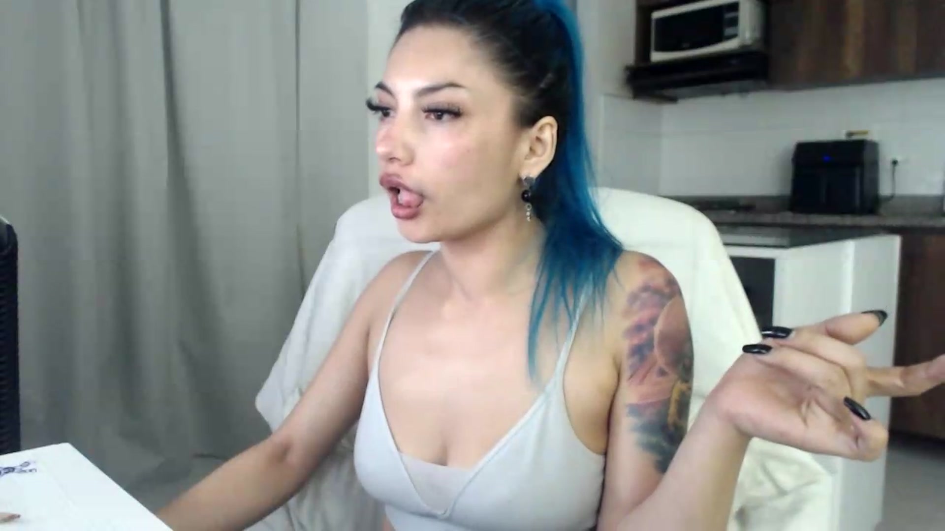 Gallery image thumbnail from Roxanna_H's myfreecams stream on, 07/08/2026, 09:44 image 8 of 20