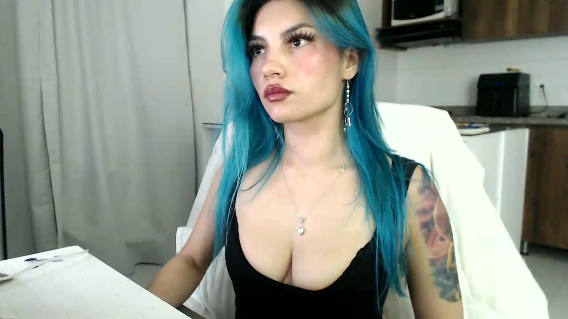 Gallery image thumbnail from Roxanna_H's myfreecams stream on, 08/03/2026, 09:27 image 7 of 20