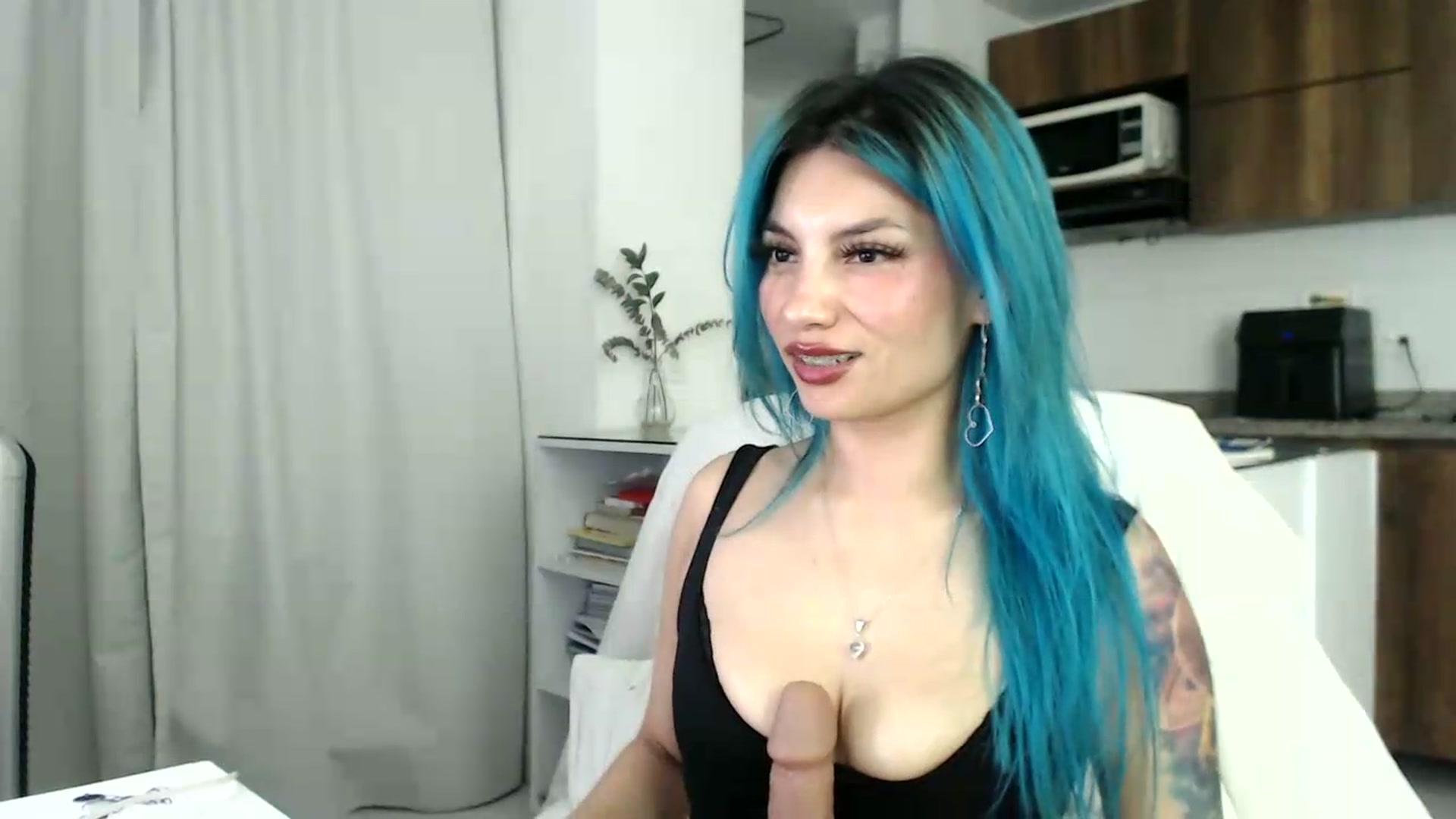 Gallery image thumbnail from Roxanna_H's myfreecams stream on, 08/03/2026, 09:27 image 3 of 20