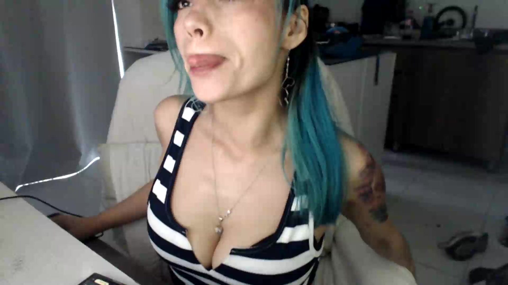 Gallery image thumbnail from Roxanna_H's myfreecams stream on, 08/30/2026, 11:51 image 19 of 20