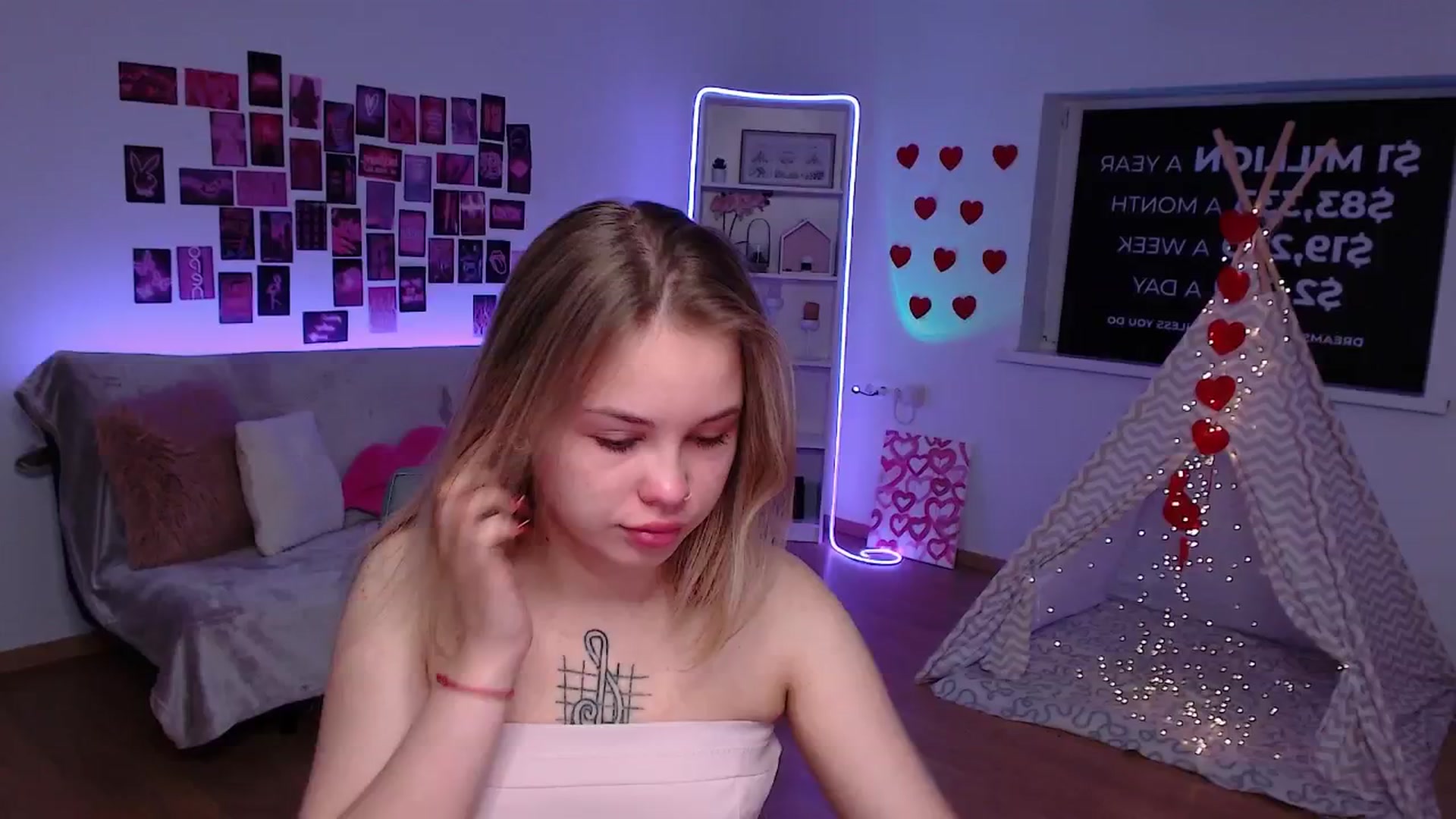 Gallery image thumbnail from Roxena's myfreecams stream on, 07/03/2025, 11:25 image 5 of 20