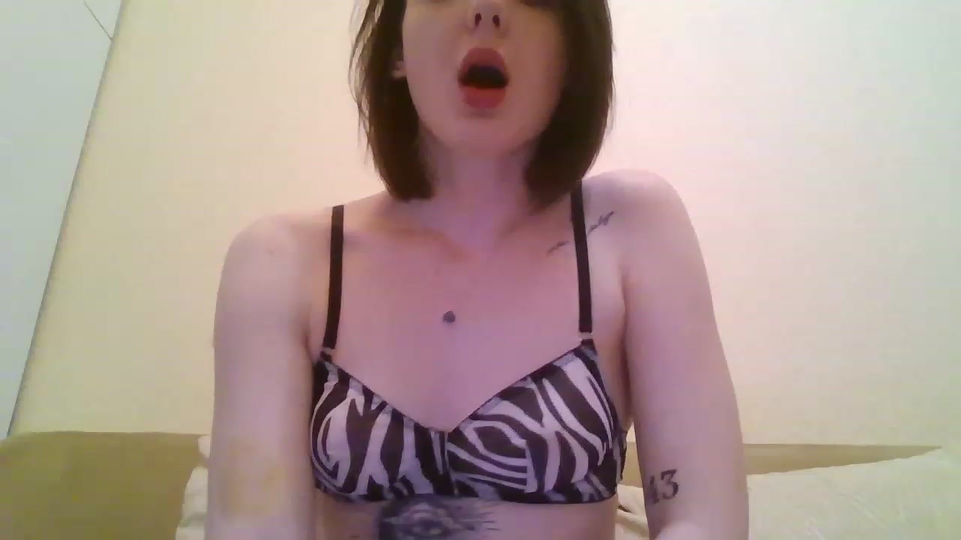 Gallery image thumbnail from RoxieSinner's myfreecams stream on, 02/19/2023, 14:03 image 15 of 20