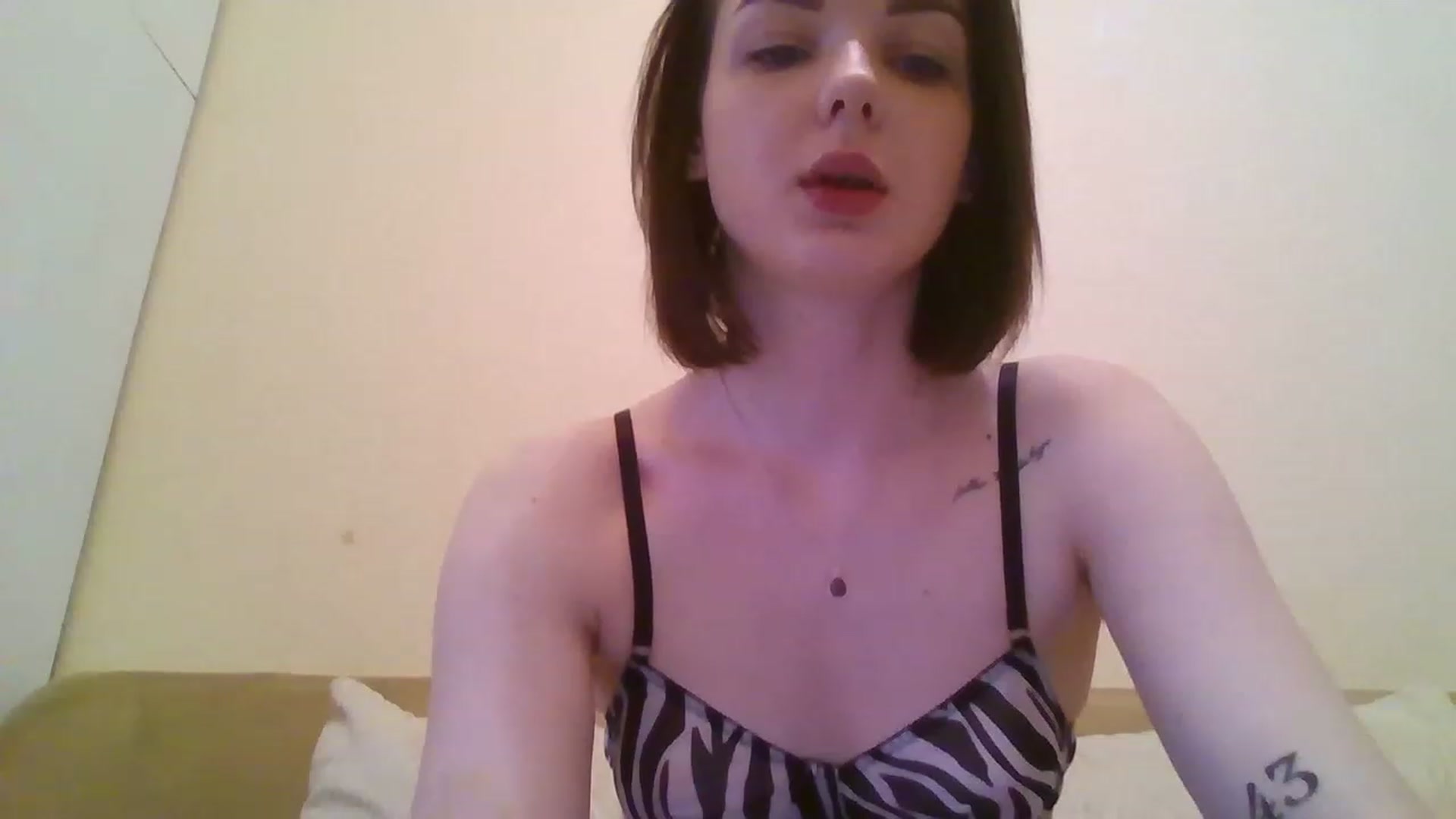 Gallery image thumbnail from RoxieSinner's myfreecams stream on, 02/19/2023, 14:03 image 5 of 20