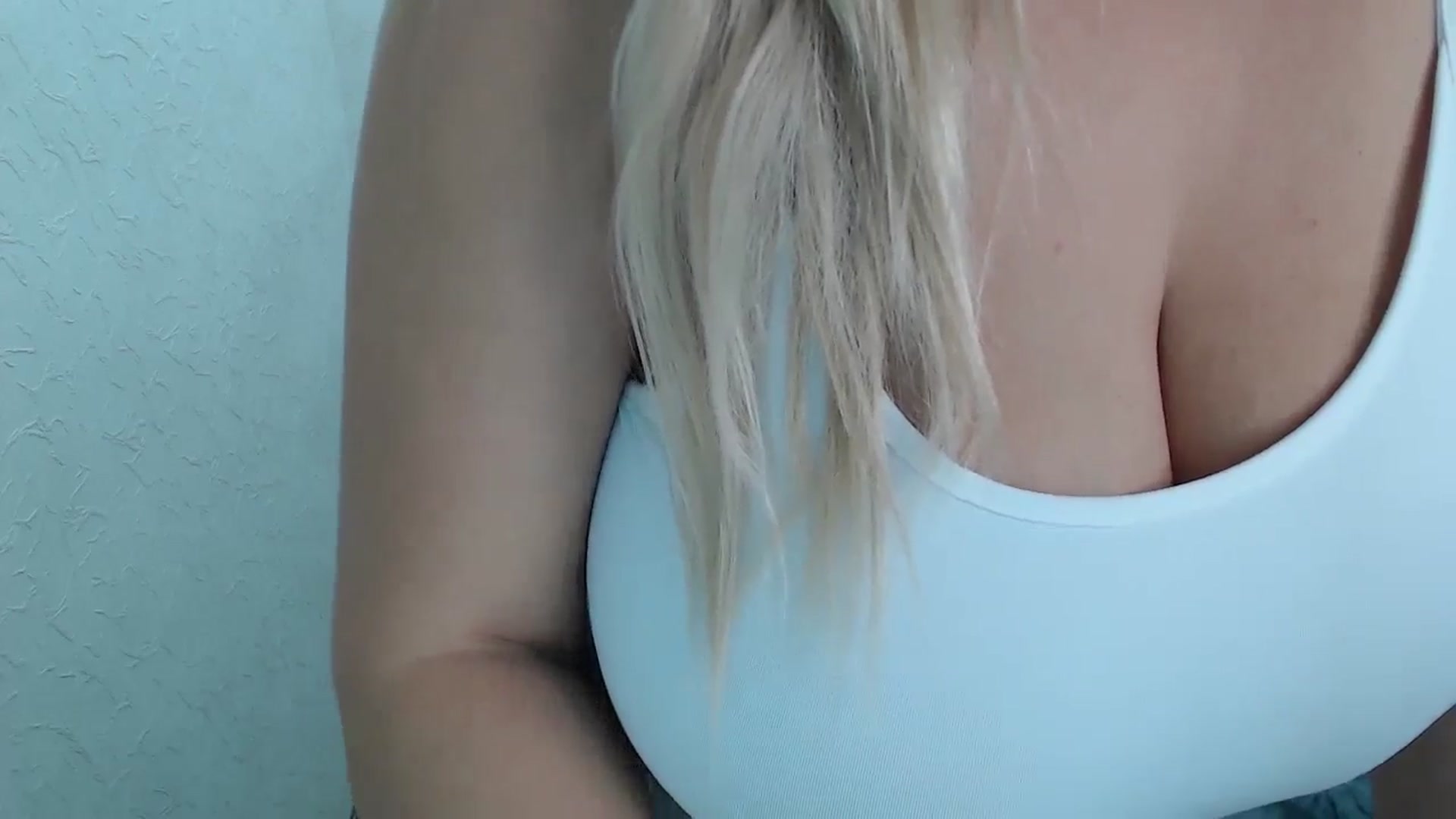 Gallery image thumbnail from RoxieVachs's myfreecams stream on, 09/22/2024, 10:49 image 15 of 20