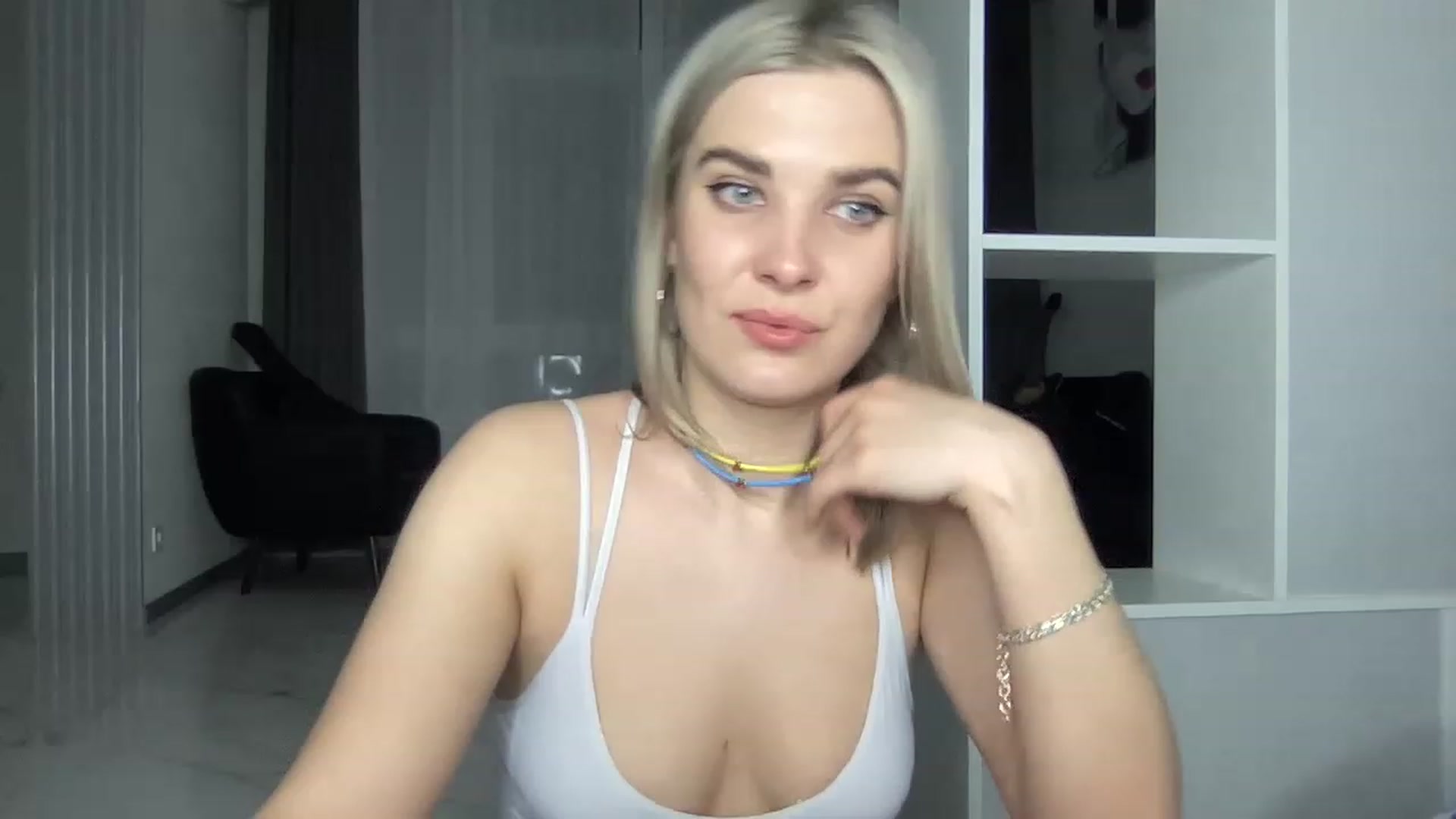 Gallery image thumbnail from RoxyFox69's myfreecams stream on, 03/24/2023, 19:16 image 10 of 20