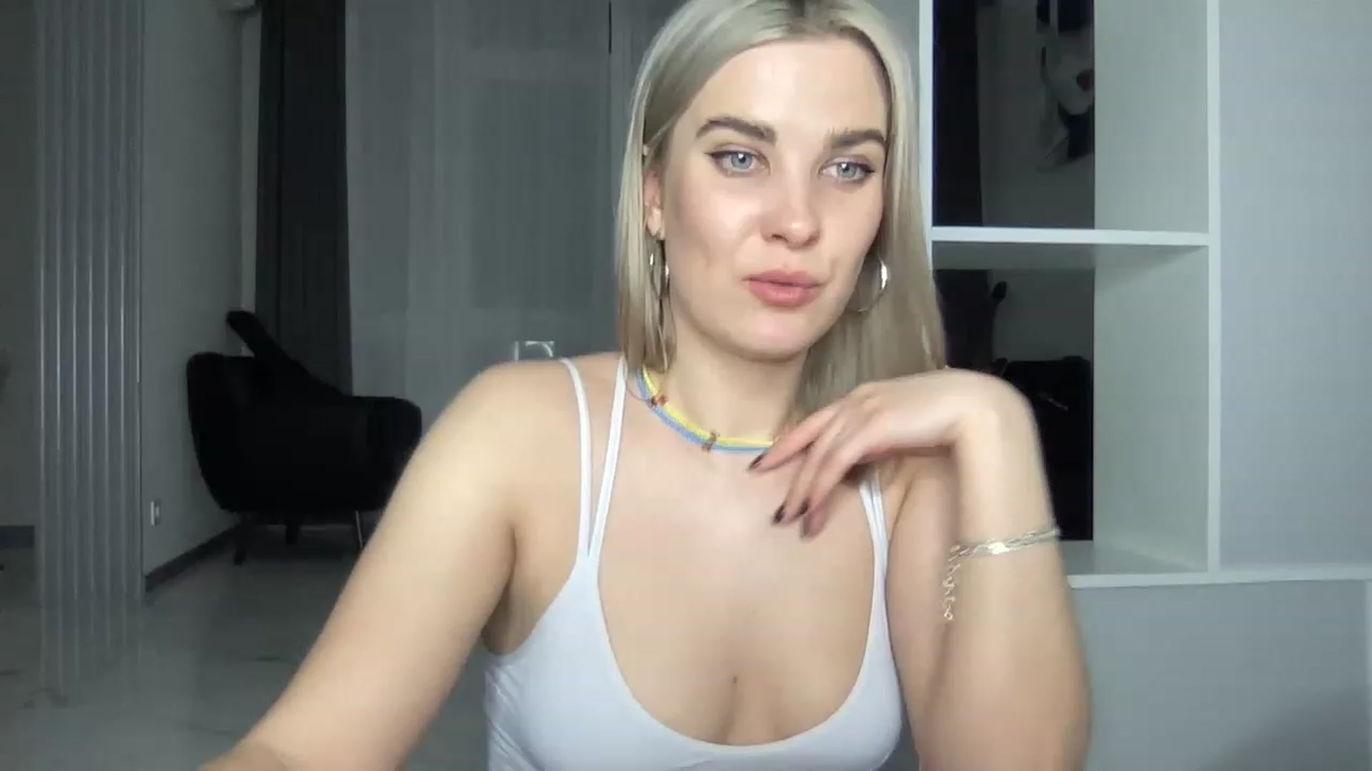 Gallery image thumbnail from RoxyFox69's myfreecams stream on, 03/24/2023, 19:16 image 17 of 20