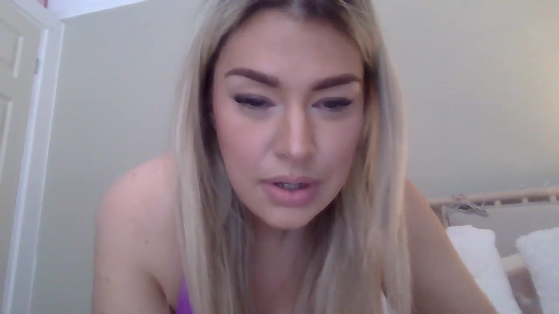 Gallery image thumbnail from Roxy_Reveals's myfreecams stream on, 03/26/2025, 12:53 image 2 of 20